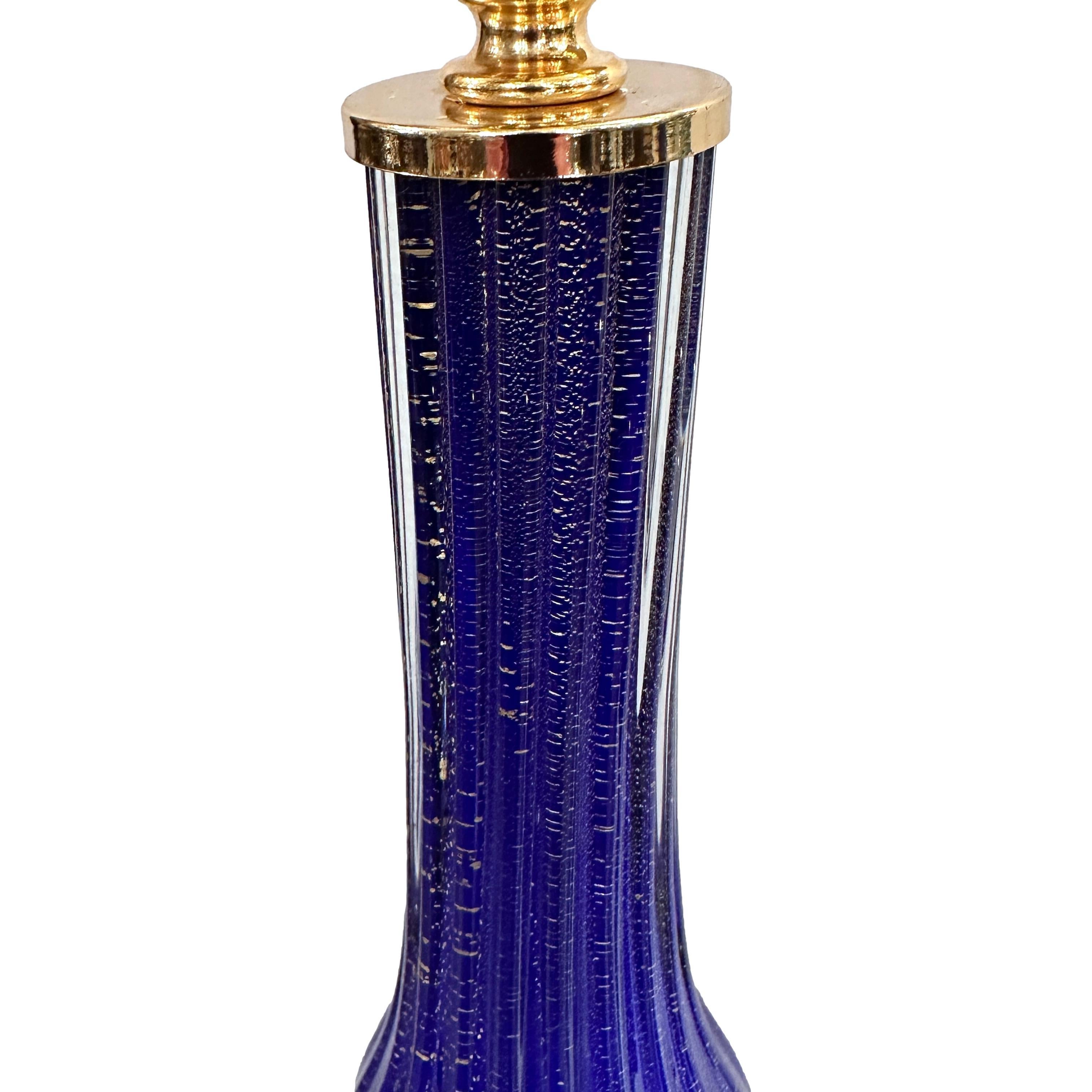 Paire de lampes en verre soufflé bleu cobalt de Murano datant des années 1960.

Mesures :
Hauteur du corps : 24
Hauteur jusqu'à l'appui de l'abat-jour : 34