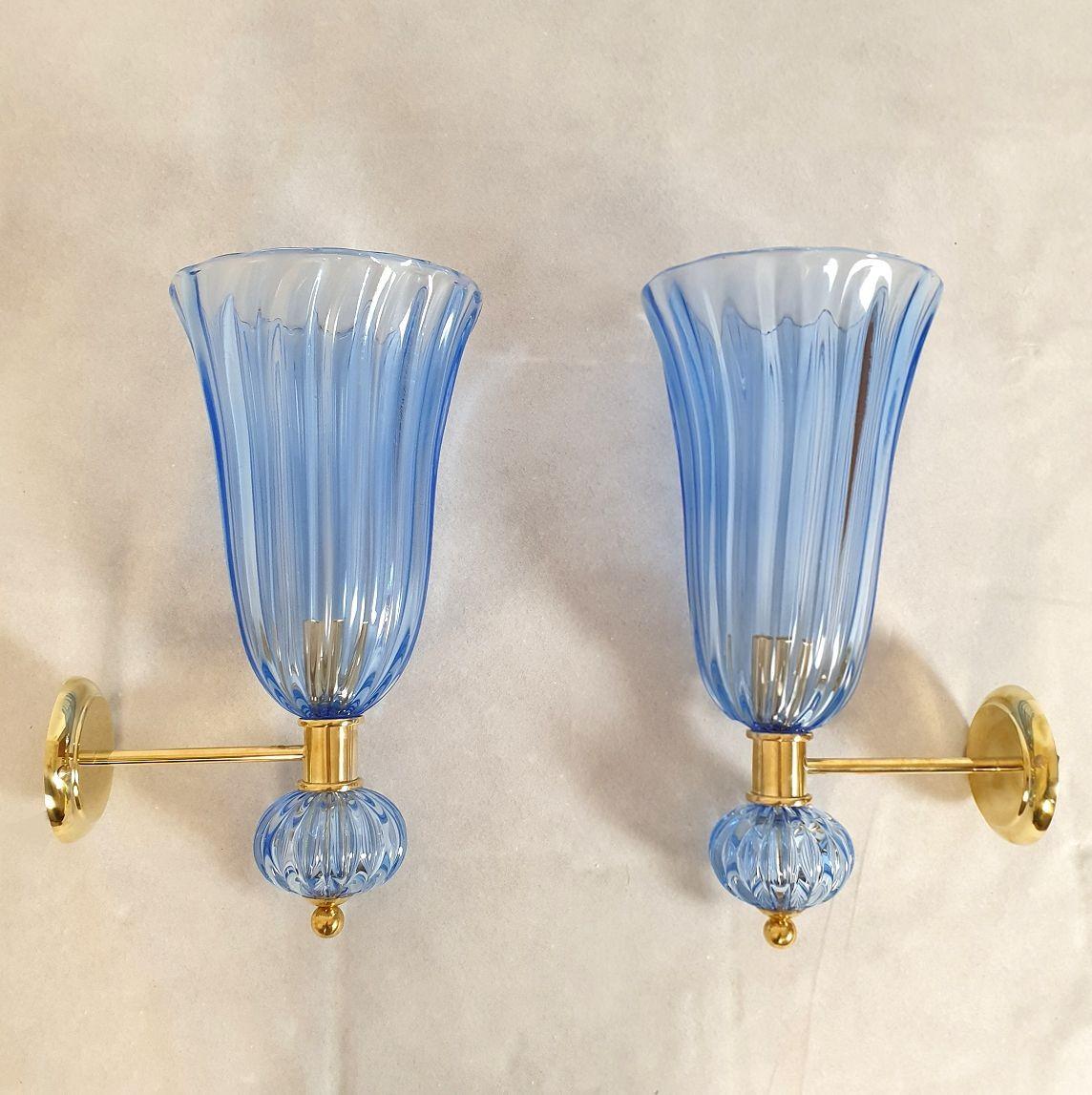 Pareja de apliques de cristal de Murano soplado a mano, atribuidos a Barovier y Toso, Italia años 80.
El cristal de Murano es grueso, translúcido y de color azul medio.
Los apliques de estilo neoclásico están fabricados en latón pulido.
El diámetro