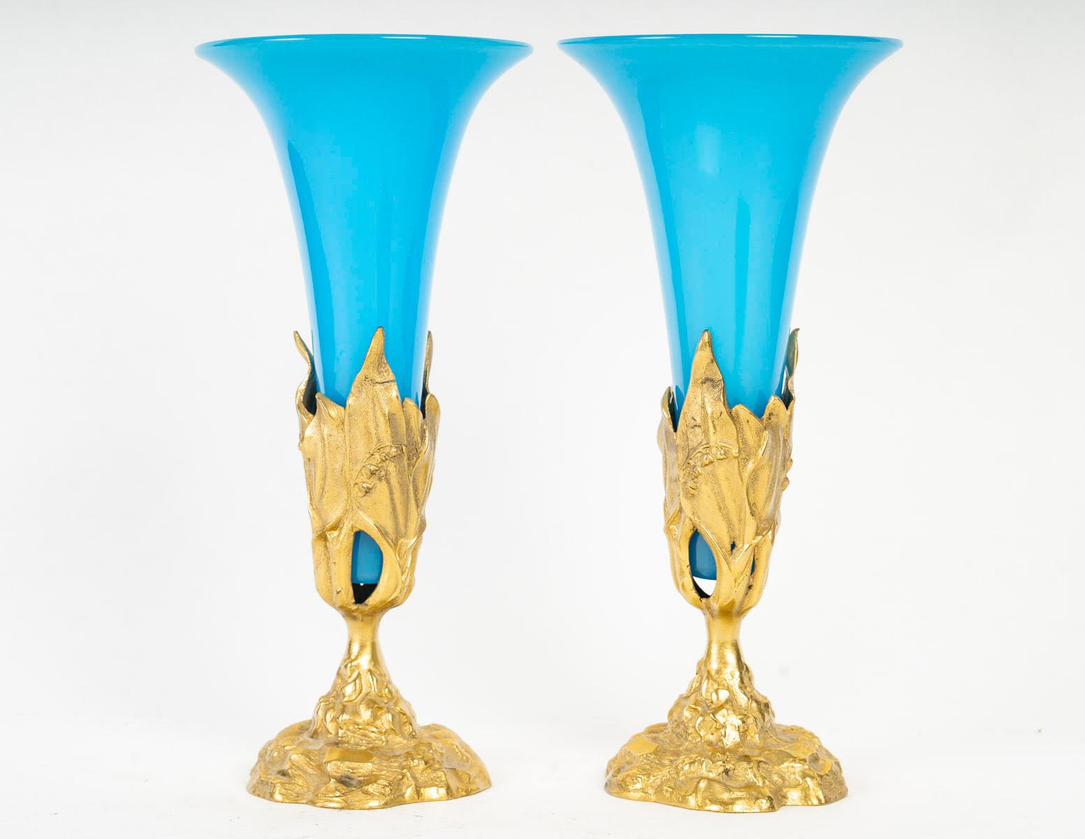 Pair of blue opaline and gilt bronze cornette vases, 19th century, Napoleon III period.

Pair of 19th century cornette vases, Napoleon III period, in gilt bronze and blue opaline.
H: 25 cm, D: 11.5 cm
