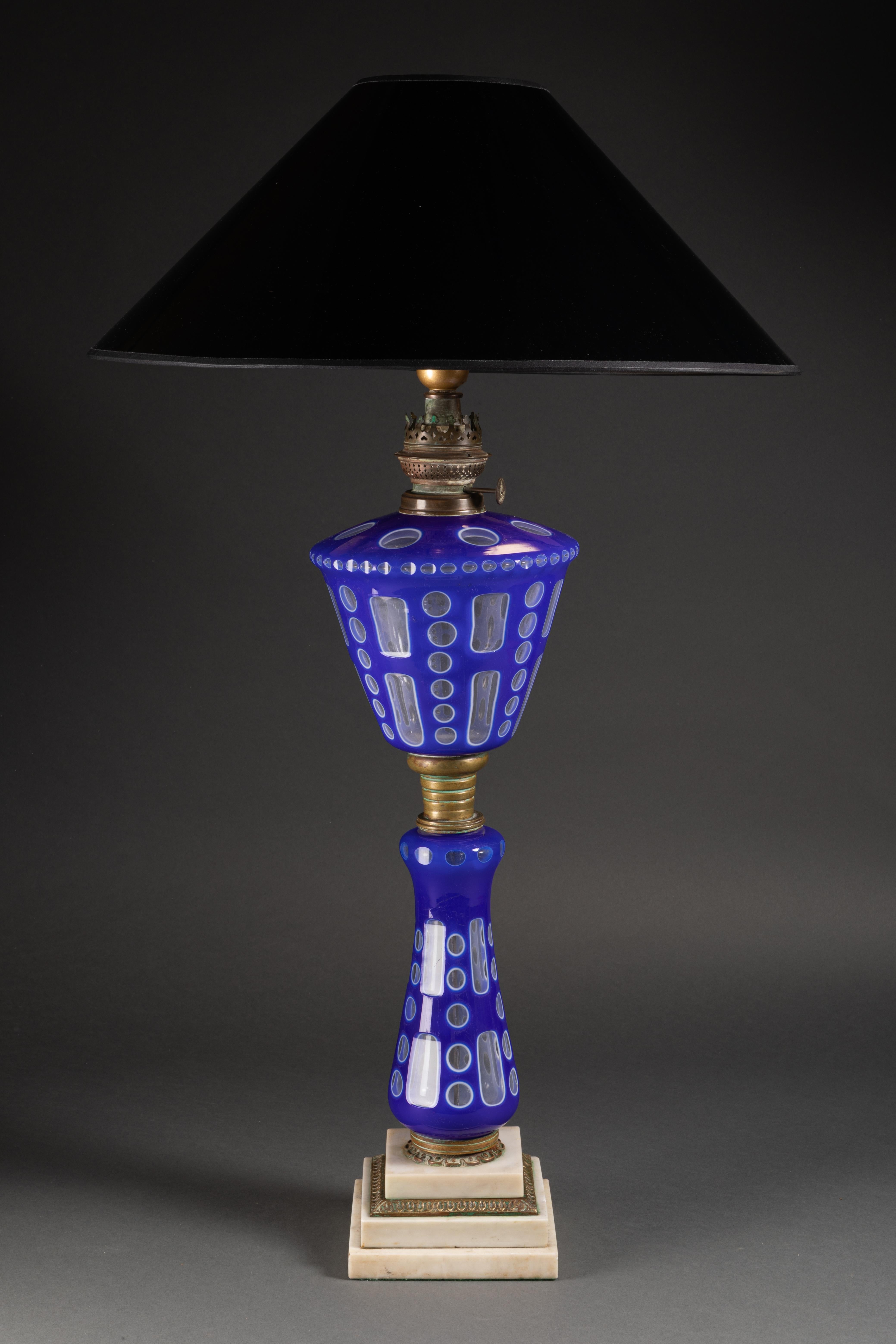 Paire de lampes en verre bleu avec une base en marbre et une monture en bronze. France, vers 1860. Câblé selon la norme européenne. Vendu avec ou sans abat-jour.