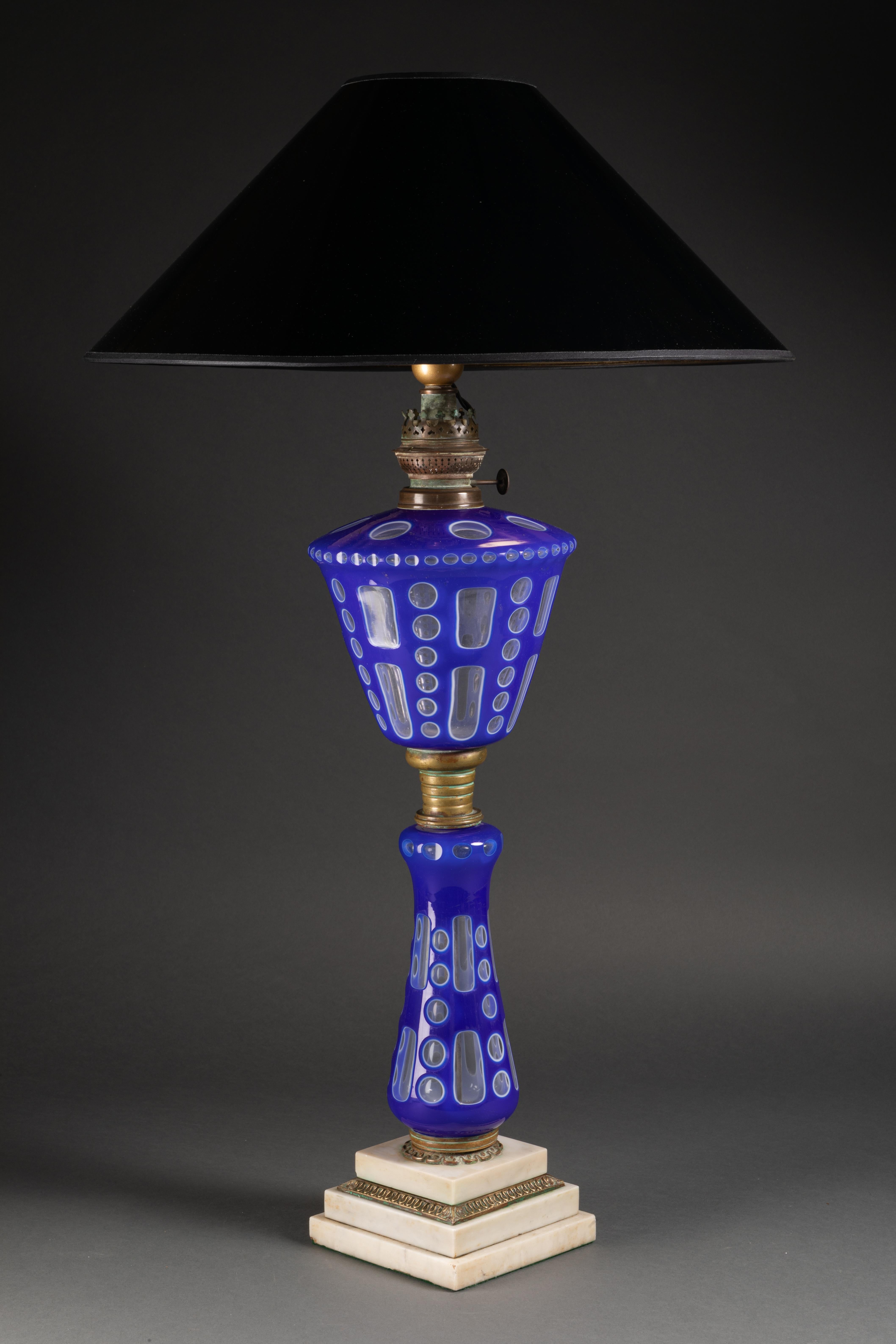 XIXe siècle Paire de lampes en verre recouvert de bleu avec base en marbre en vente