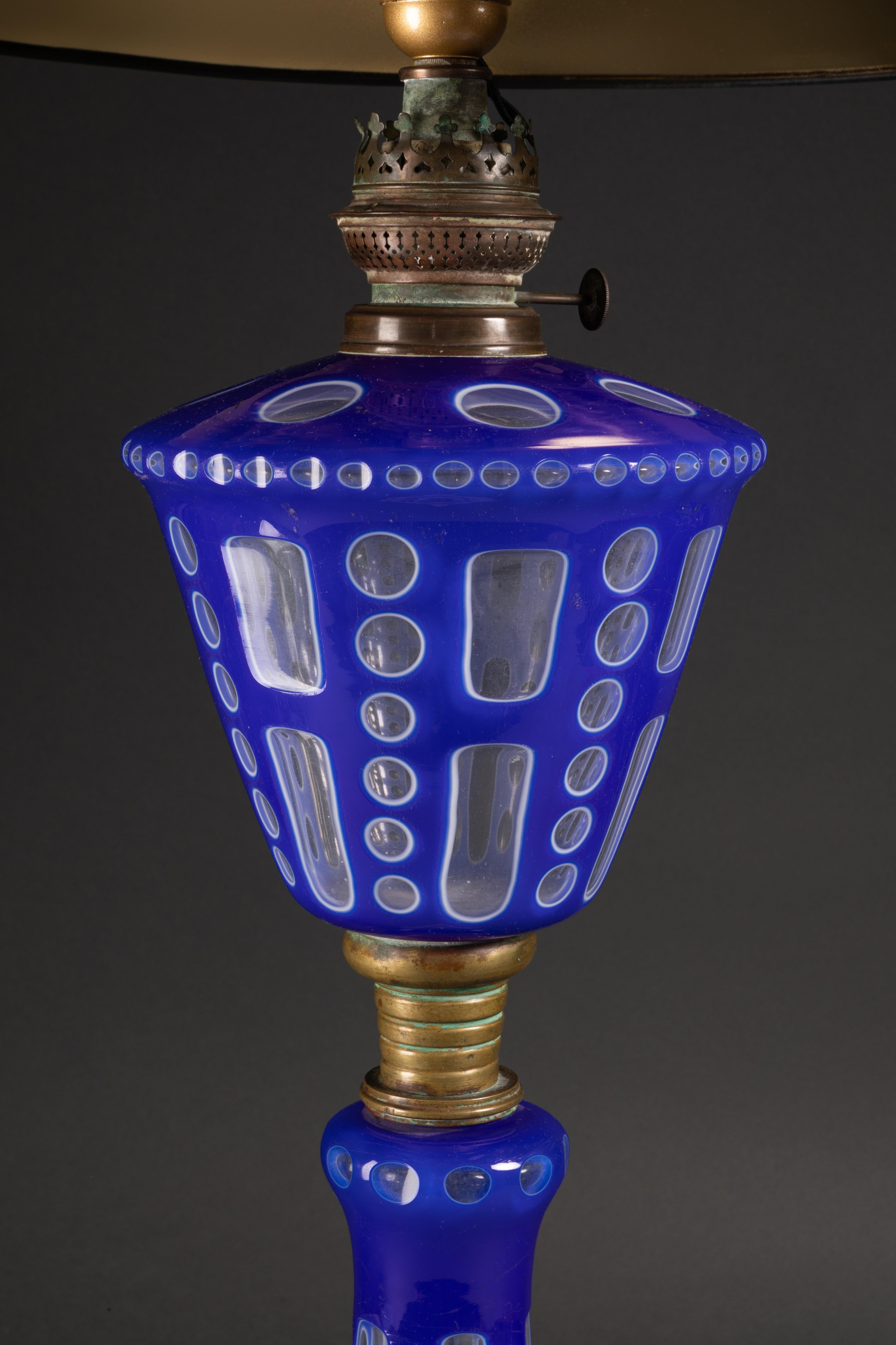 Verre opalin Paire de lampes en verre recouvert de bleu avec base en marbre en vente