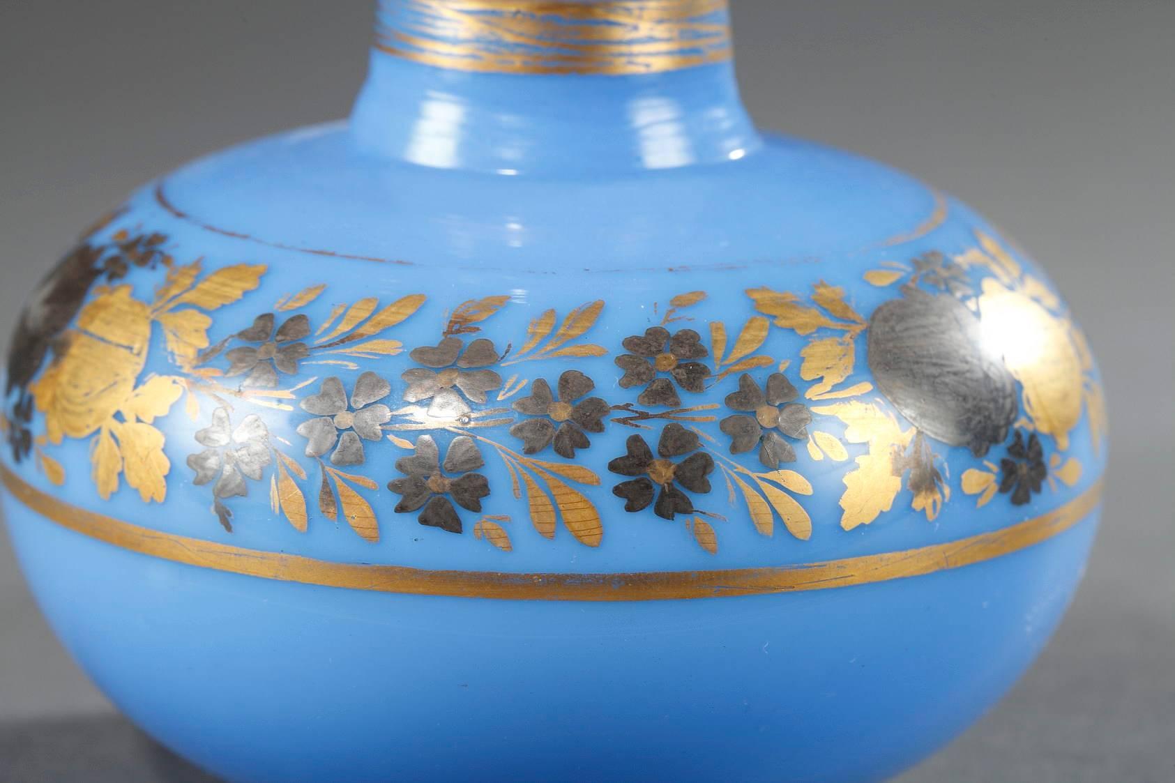 Paar blaue Opalin-Parfümflaschen:: dekoriert von Desvignes (Restauration) im Angebot