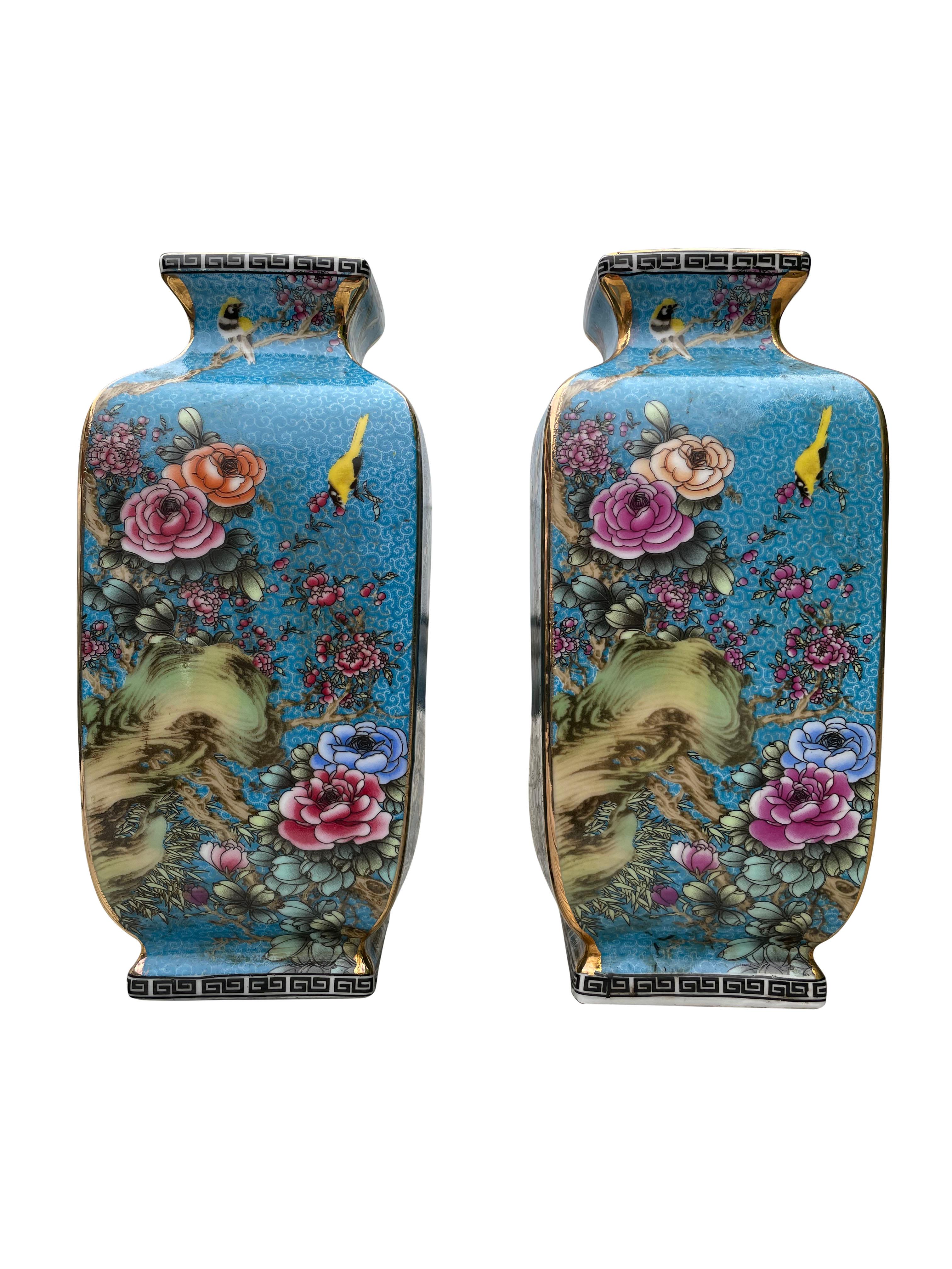 Superbe paire de vases orientaux bleus peints à la main, 20e siècle. Des scènes étonnantes de cerisiers en fleurs et d'oiseaux.