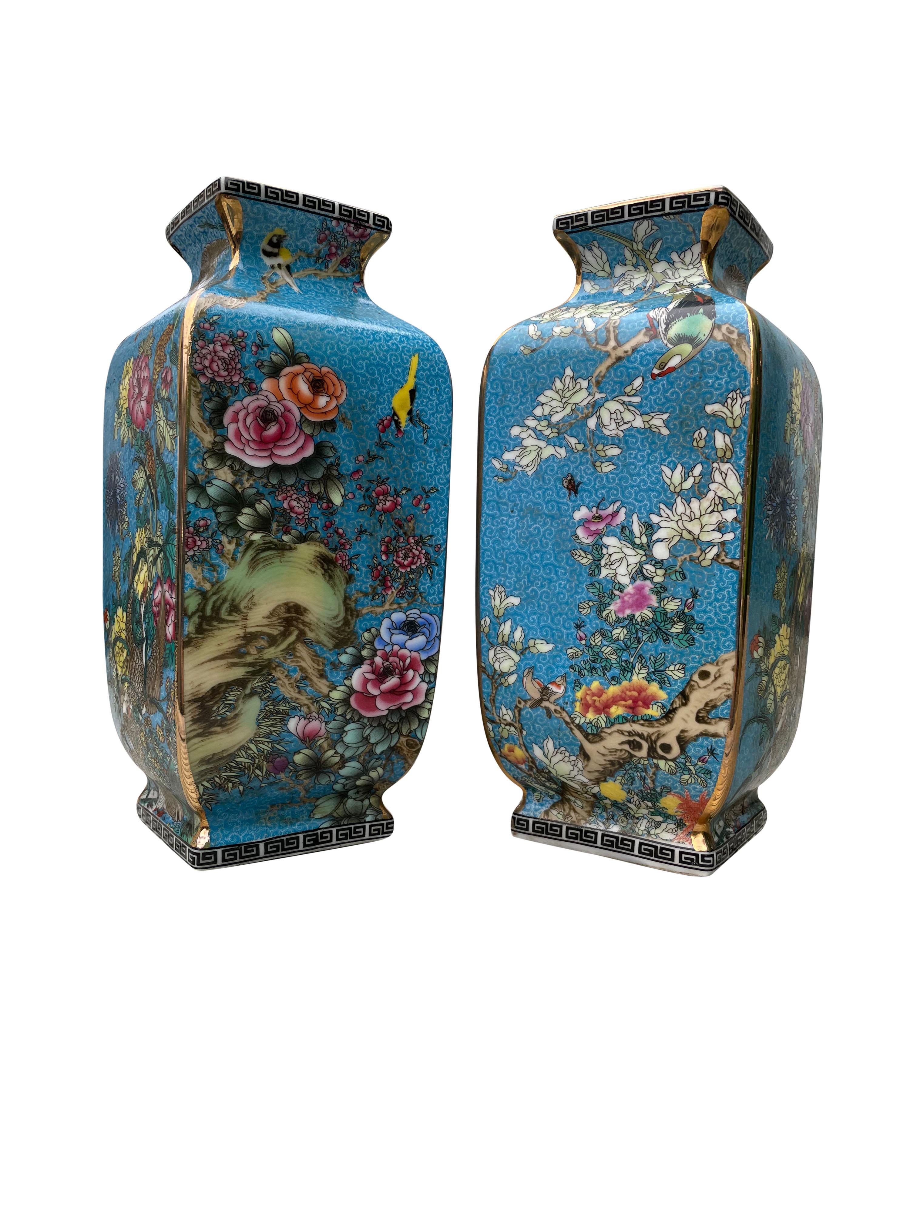 Européen Paire de vases orientaux bleus peints à la main, 20ème siècle en vente