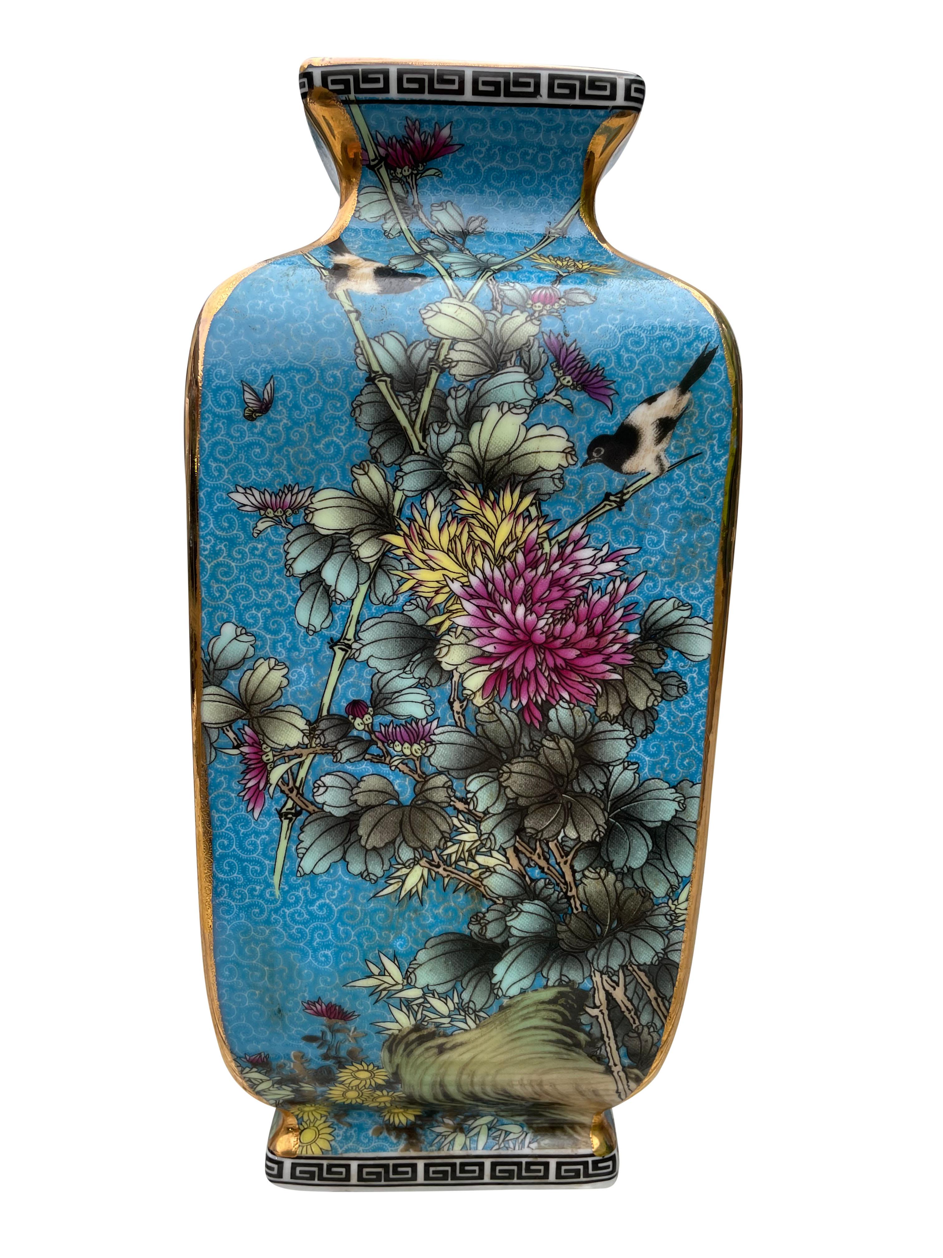 Paire de vases orientaux bleus peints à la main, 20ème siècle Excellent état - En vente à London, GB