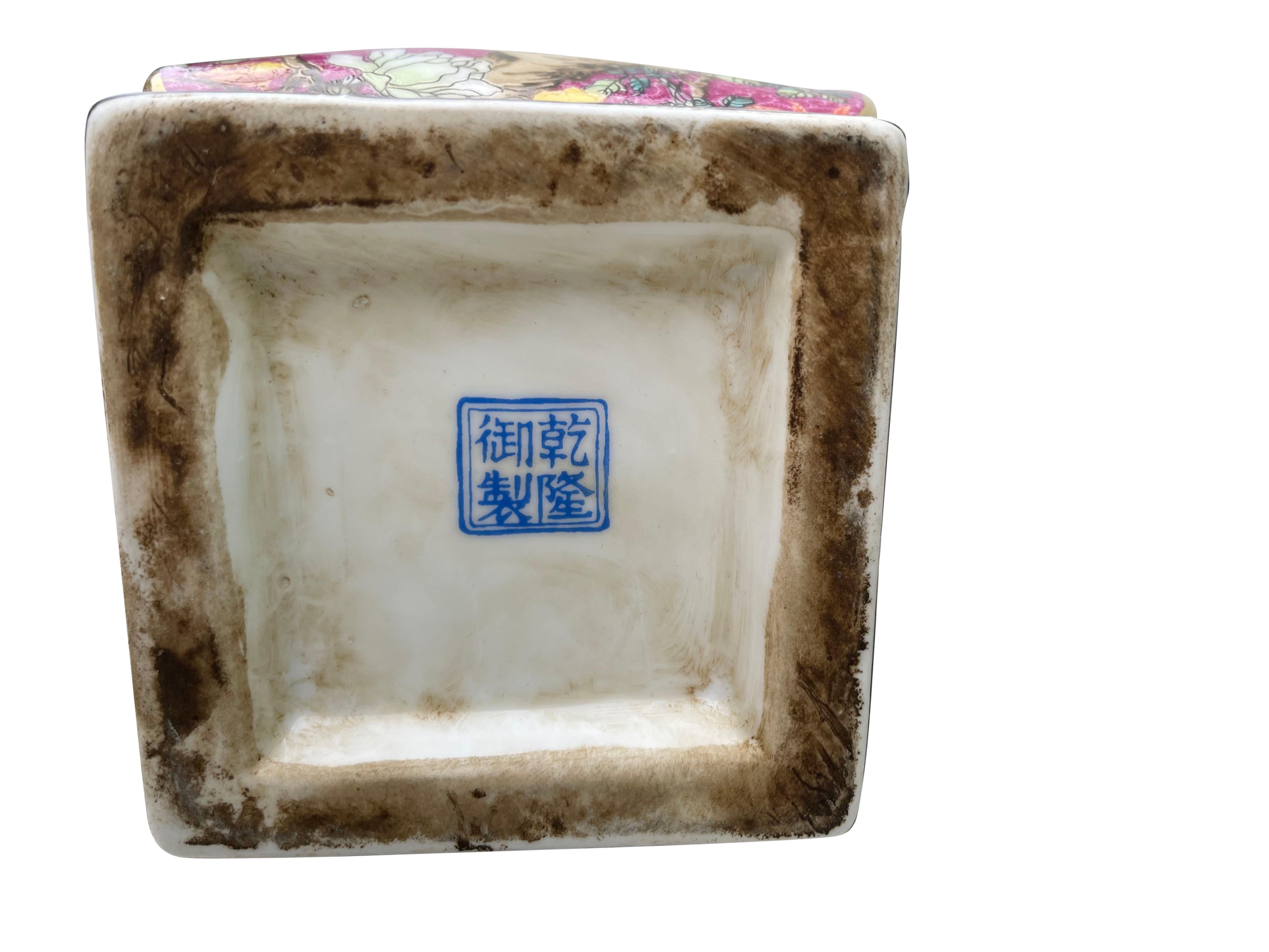 Paire de vases orientaux bleus peints à la main, 20ème siècle en vente 3