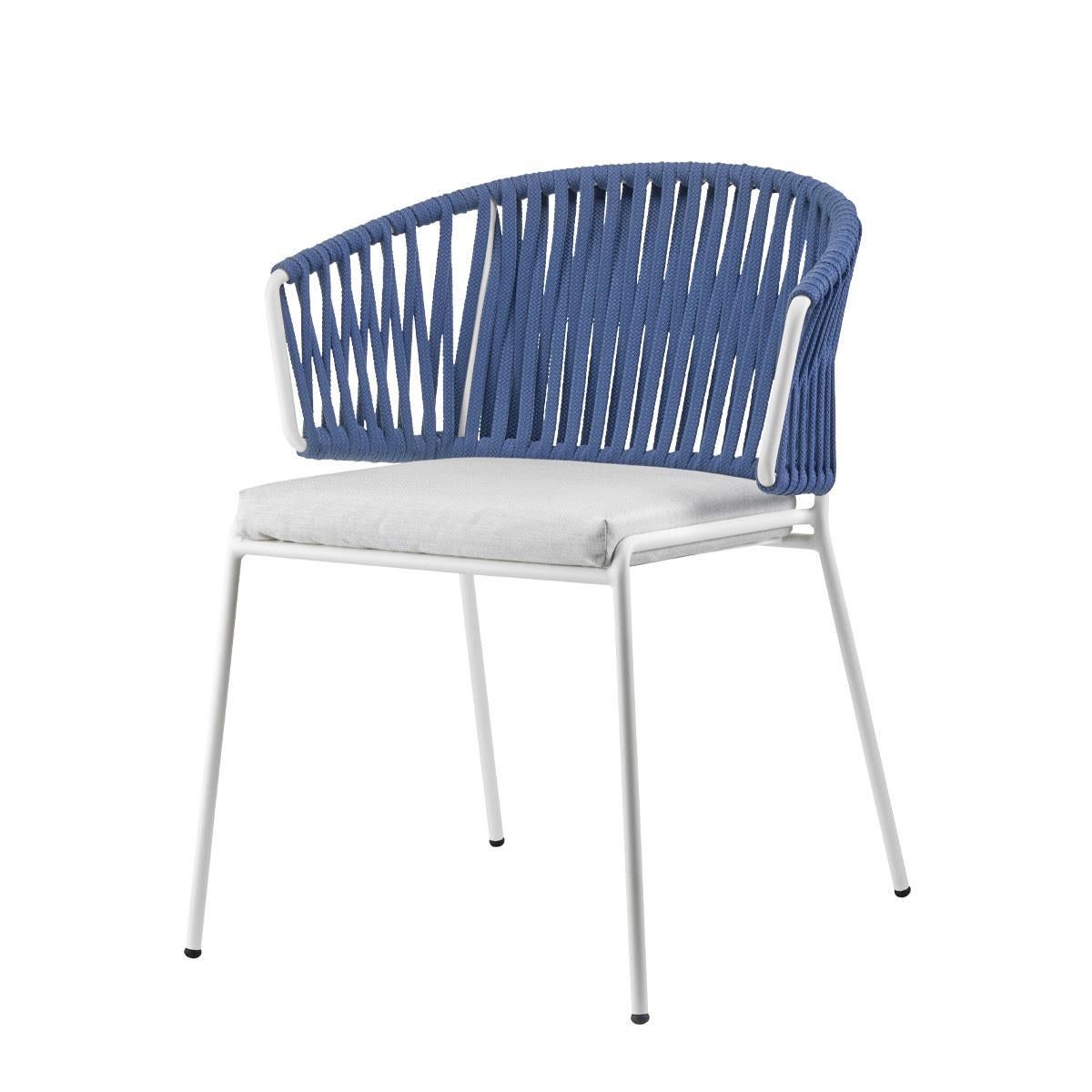 Paire de fauteuils d'extérieur ou d'intérieur en métal et cordes bleues, 21e siècle
Fauteuil de production moderne pour l'extérieur ou l'intérieur. La structure est en métal et renforcée par les cordes à l'arrière. Ce fauteuil présente un design