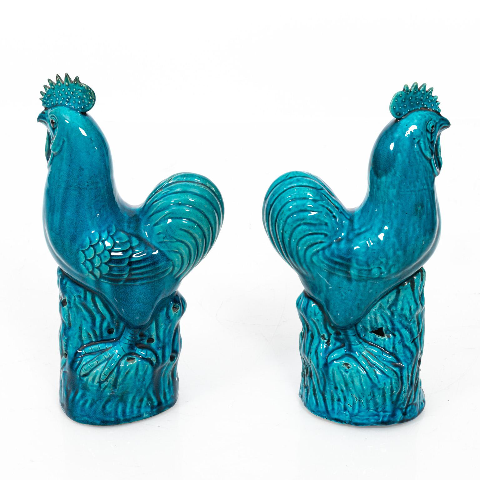 Coppia di statue di galli cinesi dipinti di blu. Si prega di notare l'usura tipica dell'età, tra cui scheggiature e piccole perdite di vernice.