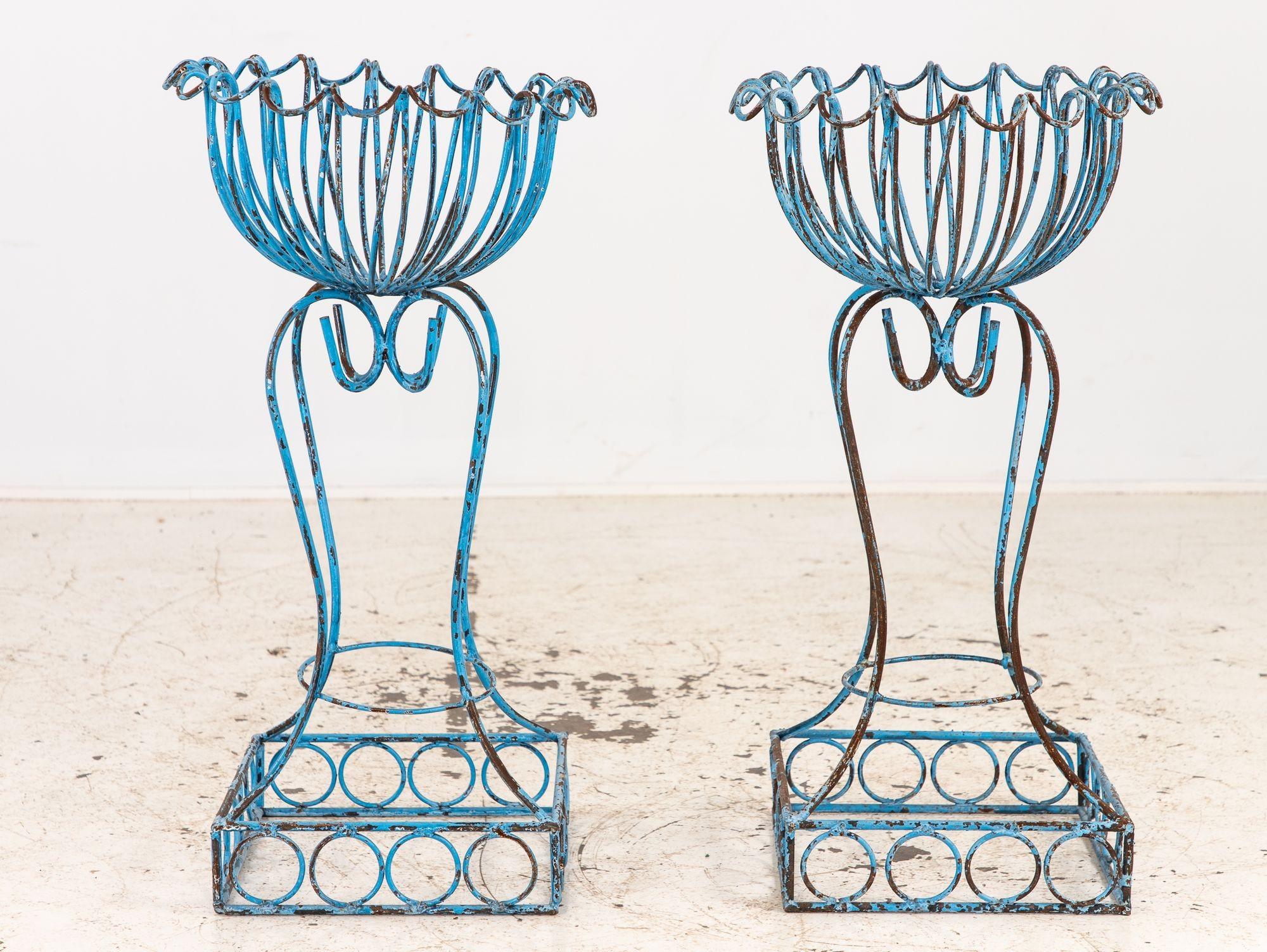 Pareja de jardineras con pedestal y cesta de hierro pintadas de azul, años 60 Francia en venta 6