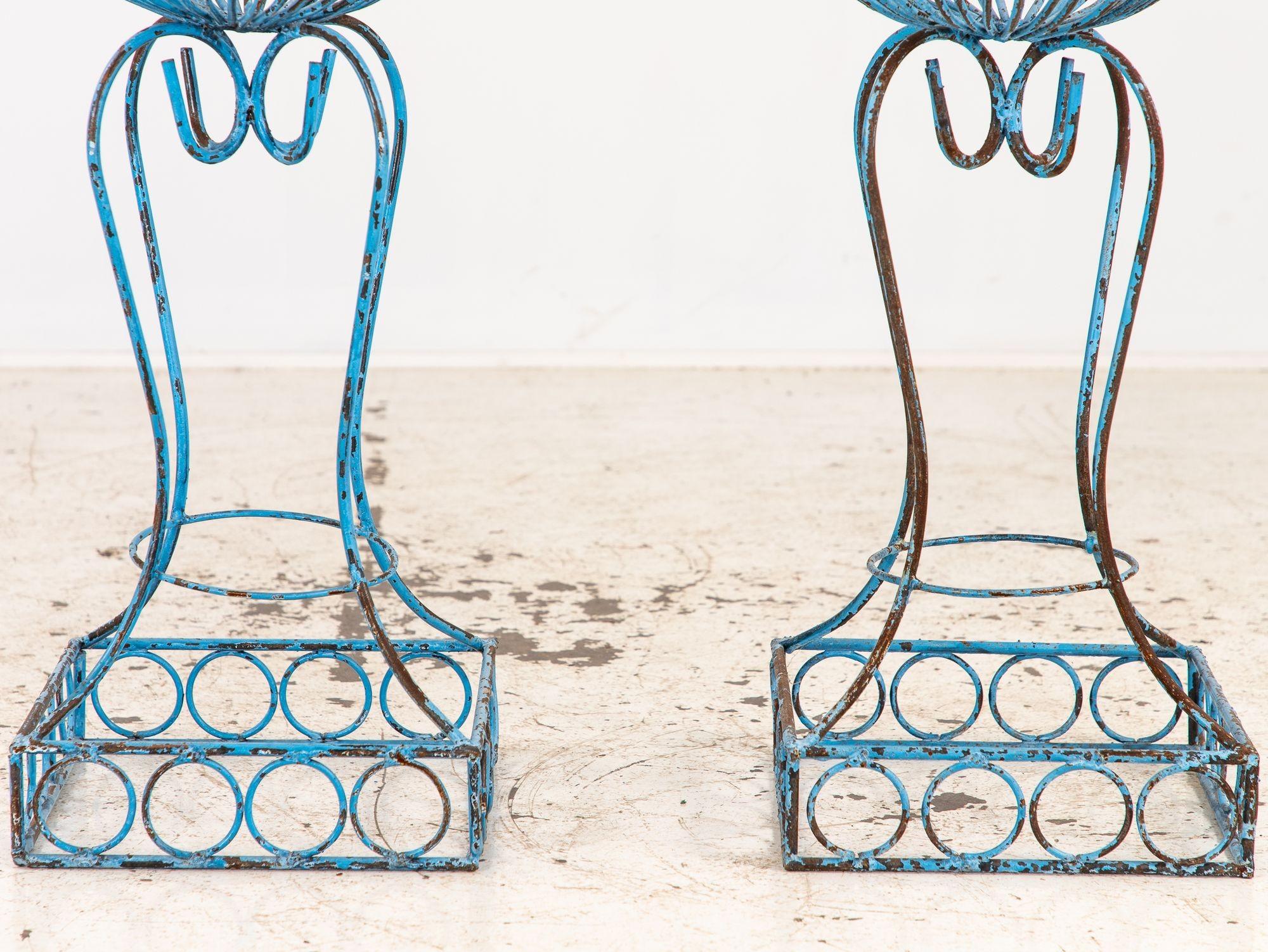 Pareja de jardineras con pedestal y cesta de hierro pintadas de azul, años 60 Francia en venta 7