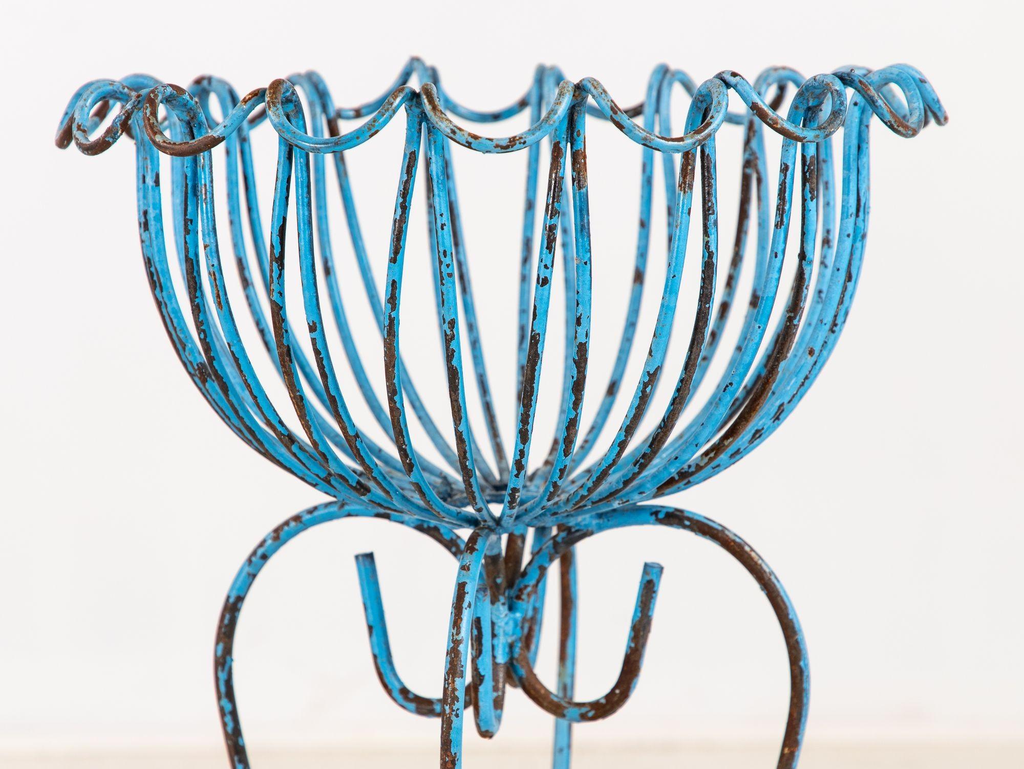 Pareja de jardineras con pedestal y cesta de hierro pintadas de azul, años 60 Francia mediados del siglo XX en venta