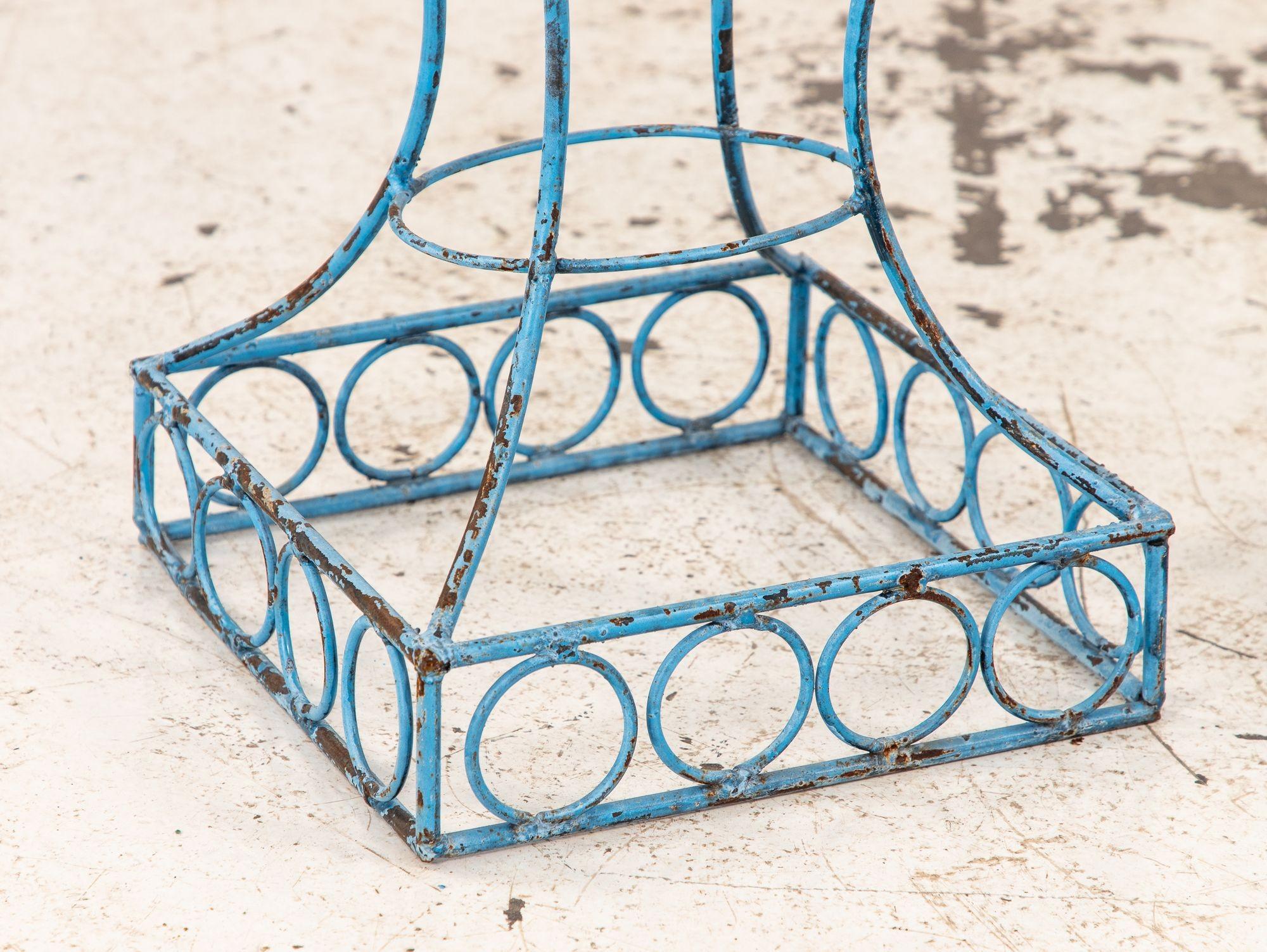 Pareja de jardineras con pedestal y cesta de hierro pintadas de azul, años 60 Francia Hierro forjado en venta