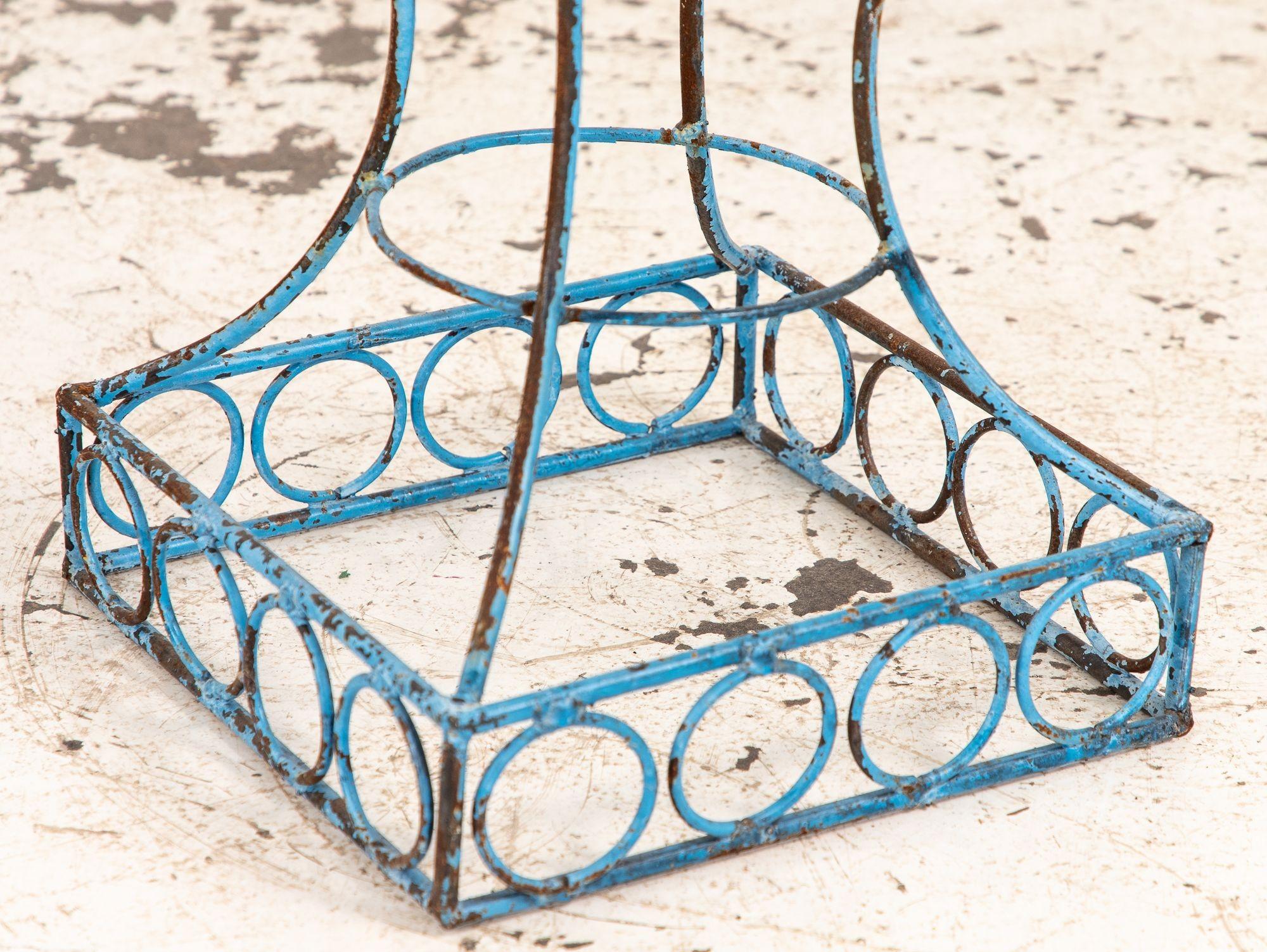 Pareja de jardineras con pedestal y cesta de hierro pintadas de azul, años 60 Francia en venta 1