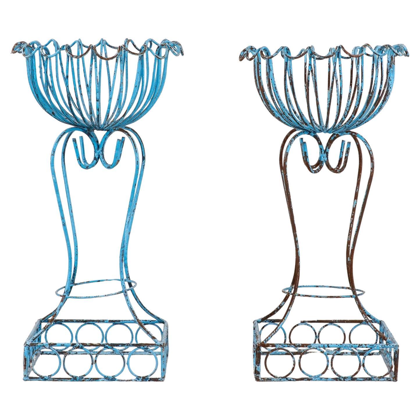 Pareja de jardineras con pedestal y cesta de hierro pintadas de azul, años 60 Francia en venta