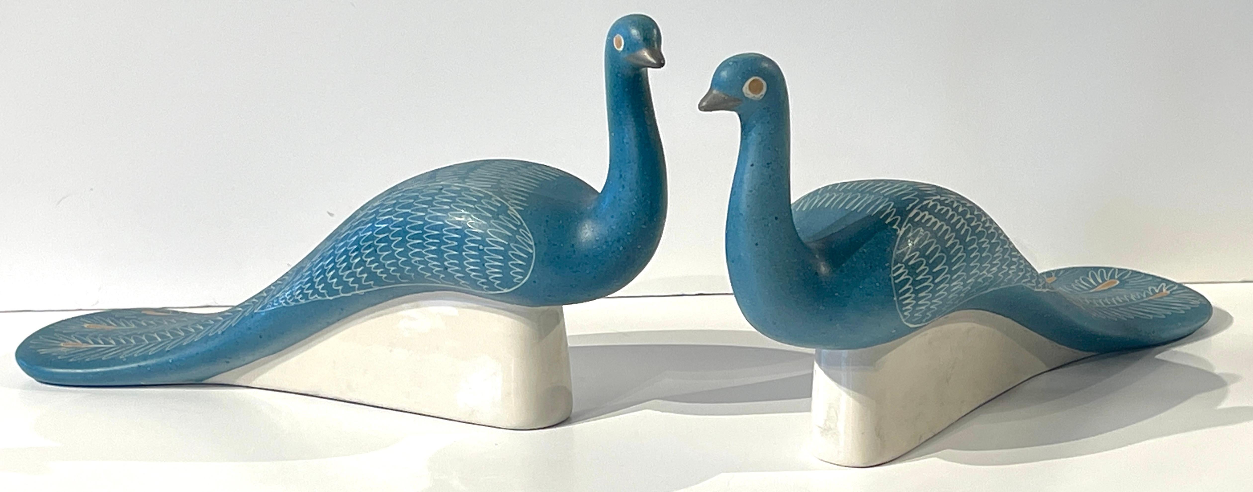 Coppia di sculture di pavoni blu, di Waylande Gregory
USA, Circa anni '50
Questa rara coppia di pavoni blu di Waylande Gregory, creata negli Stati Uniti intorno agli anni '50, mette in mostra l'inconfondibile miscela di eleganza, maestria e