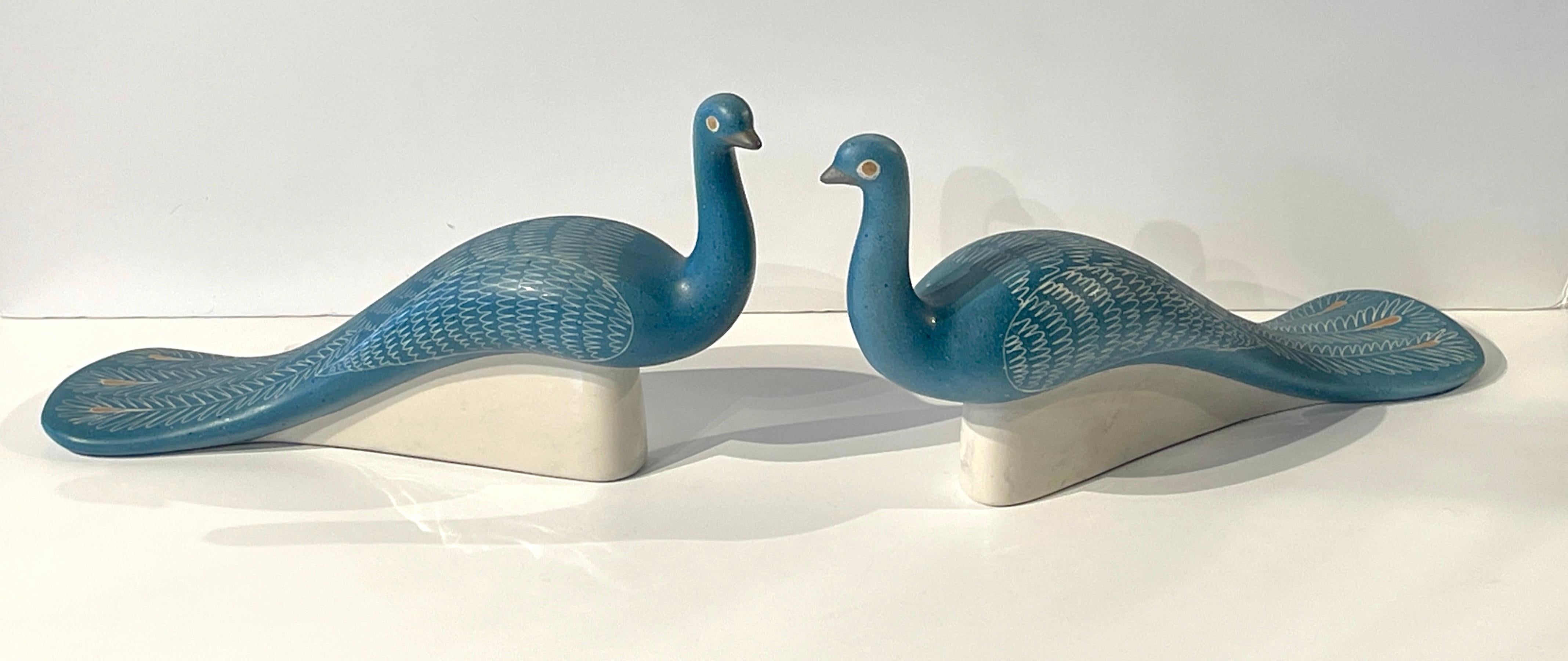 Moderne Paire de sculptures de paons bleus, par Waylande Gregory en vente