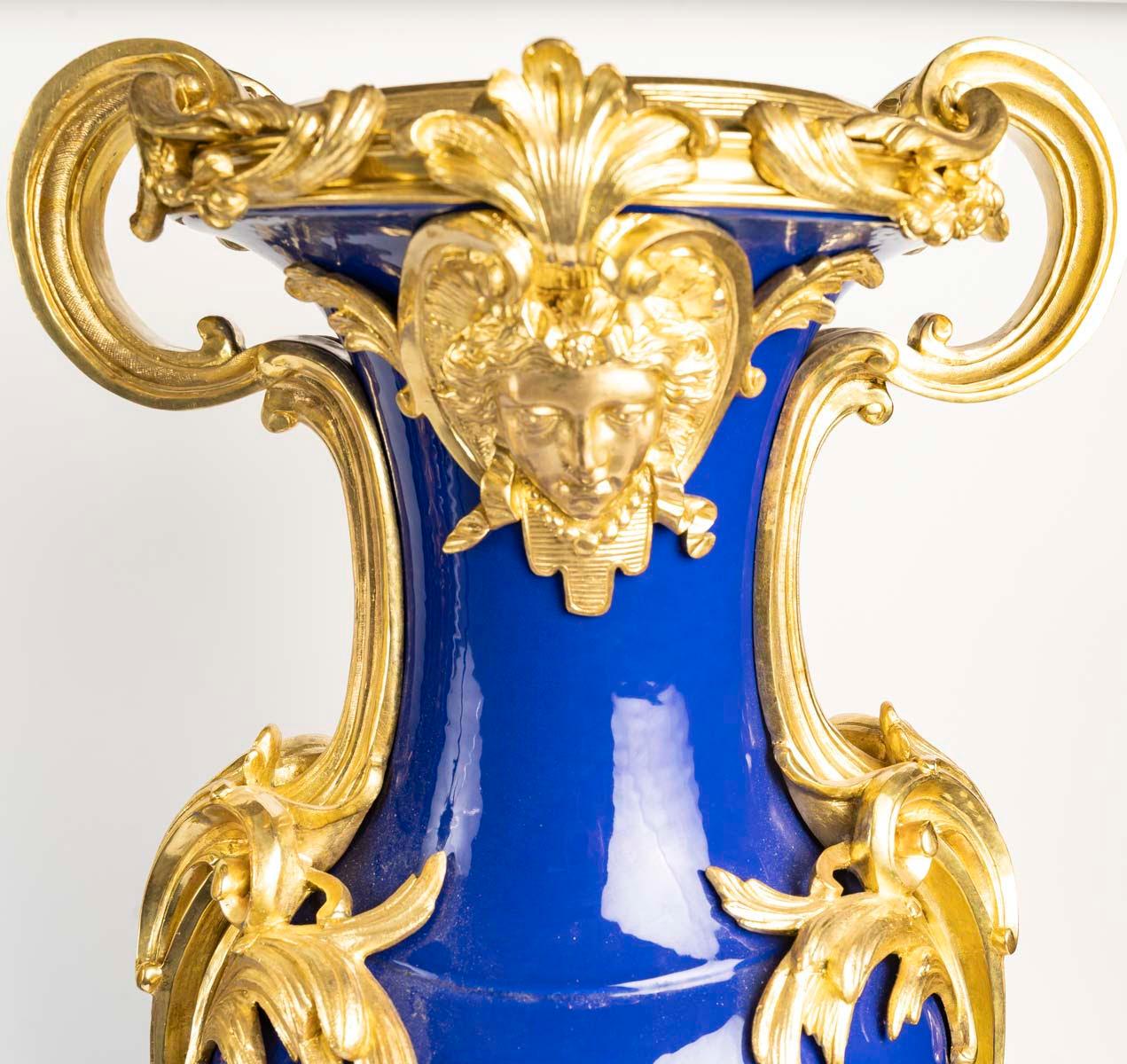 Paire de vases en porcelaine bleue et bronze doré, style Régence, 20e siècle.

Paire de vases en bronze doré et porcelaine de style Régence, 20e siècle.
H : 72cm, D : 30cm