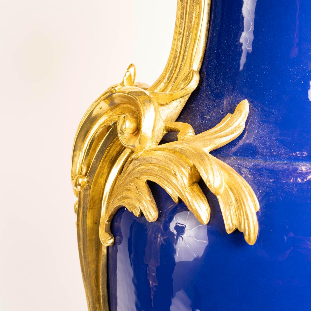 Français Paire de vases en porcelaine bleue et bronze doré de style Régence, 20e siècle. en vente