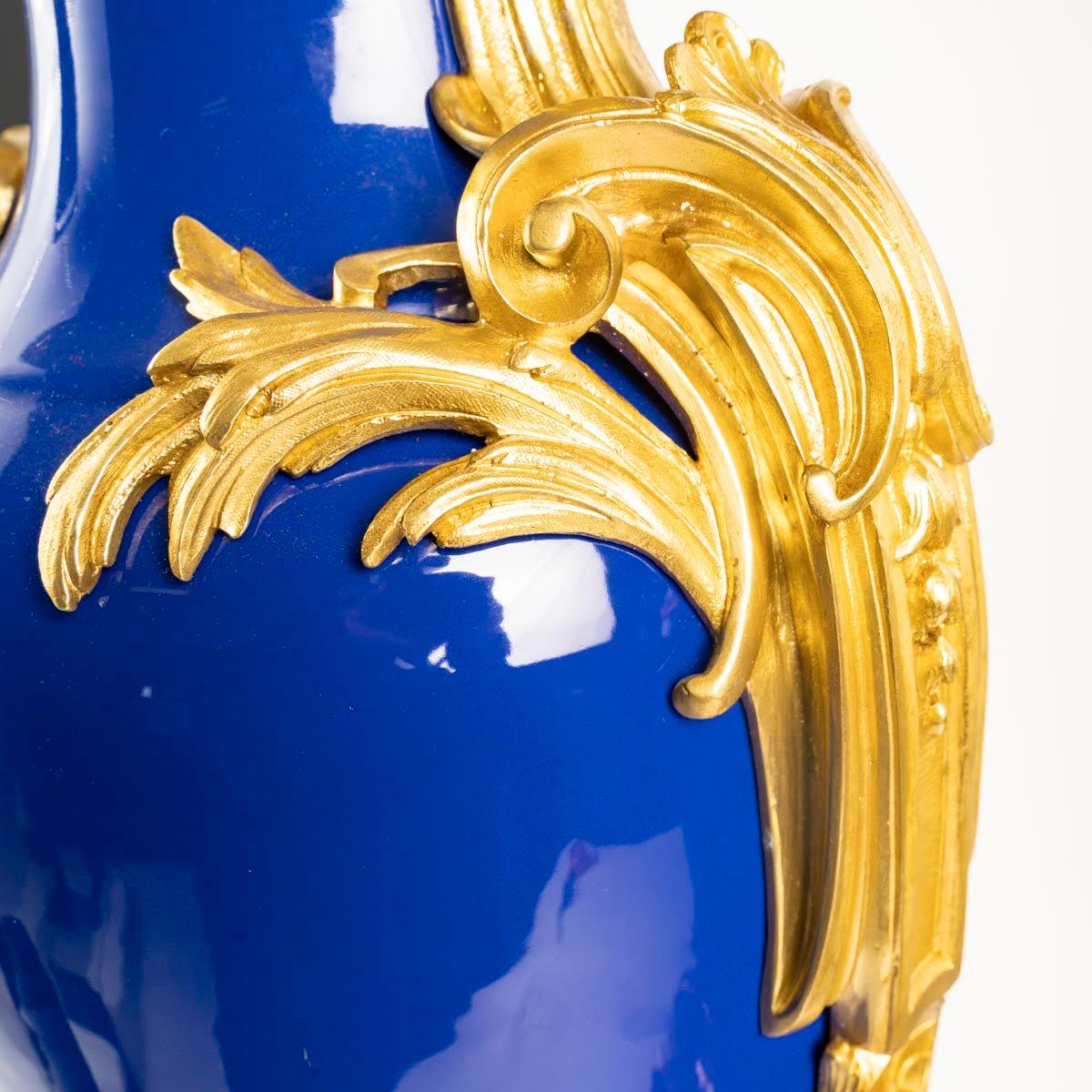 Doré Paire de vases en porcelaine bleue et bronze doré de style Régence, 20e siècle. en vente