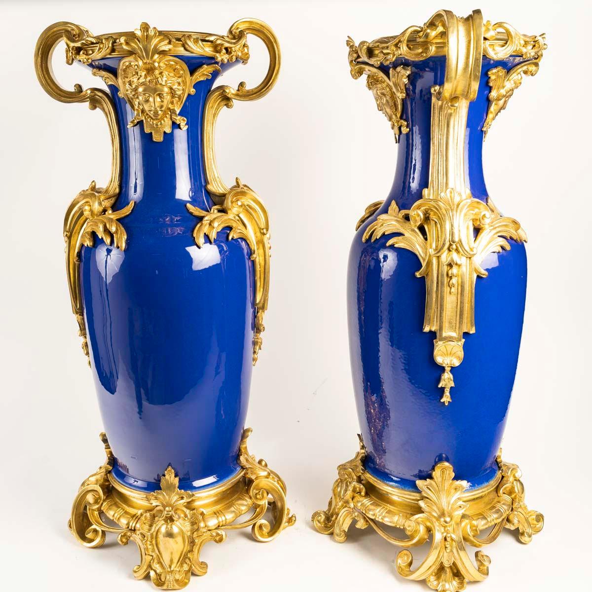 Paire de vases en porcelaine bleue et bronze doré de style Régence, 20e siècle. Bon état - En vente à Saint-Ouen, FR