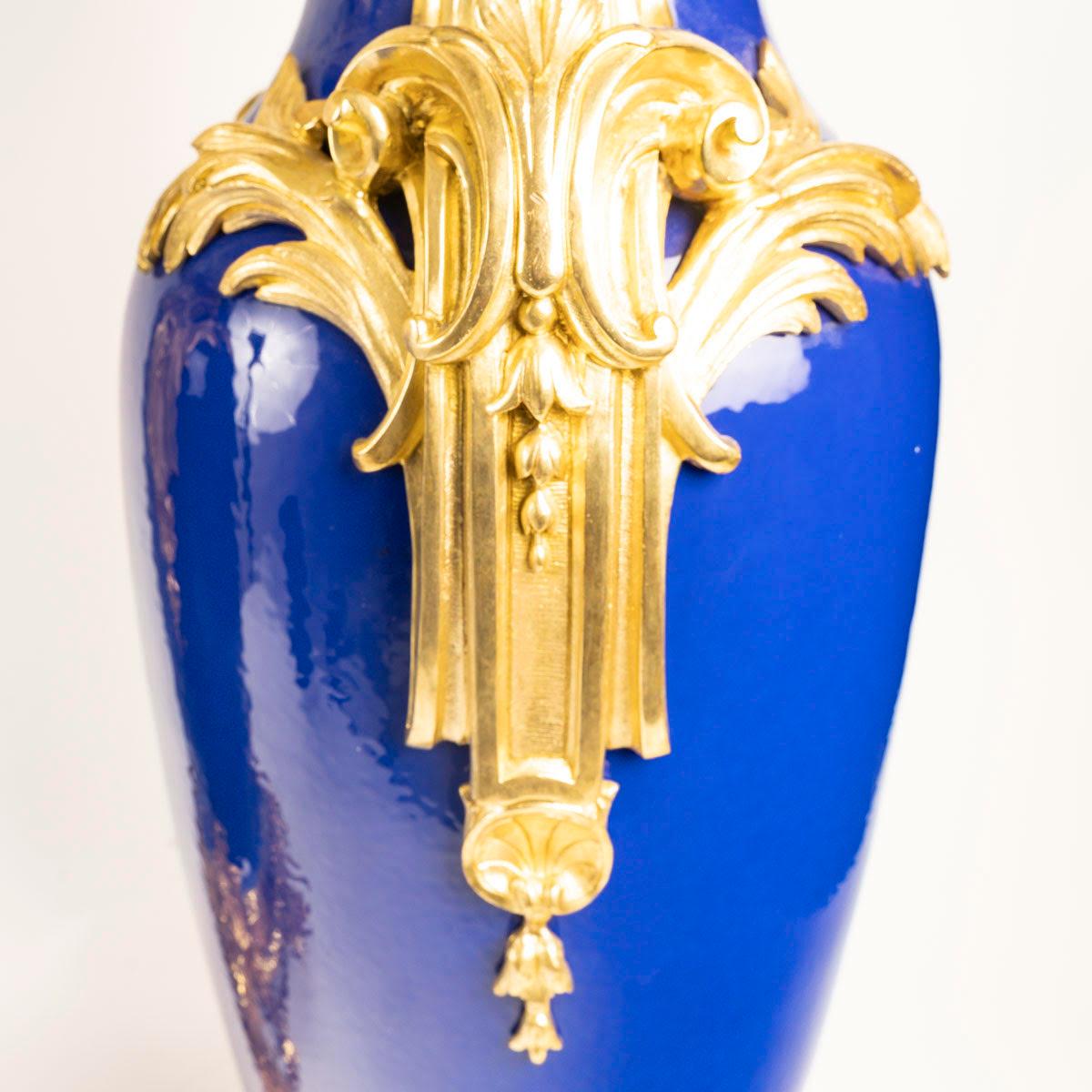 20ième siècle Paire de vases en porcelaine bleue et bronze doré de style Régence, 20e siècle. en vente
