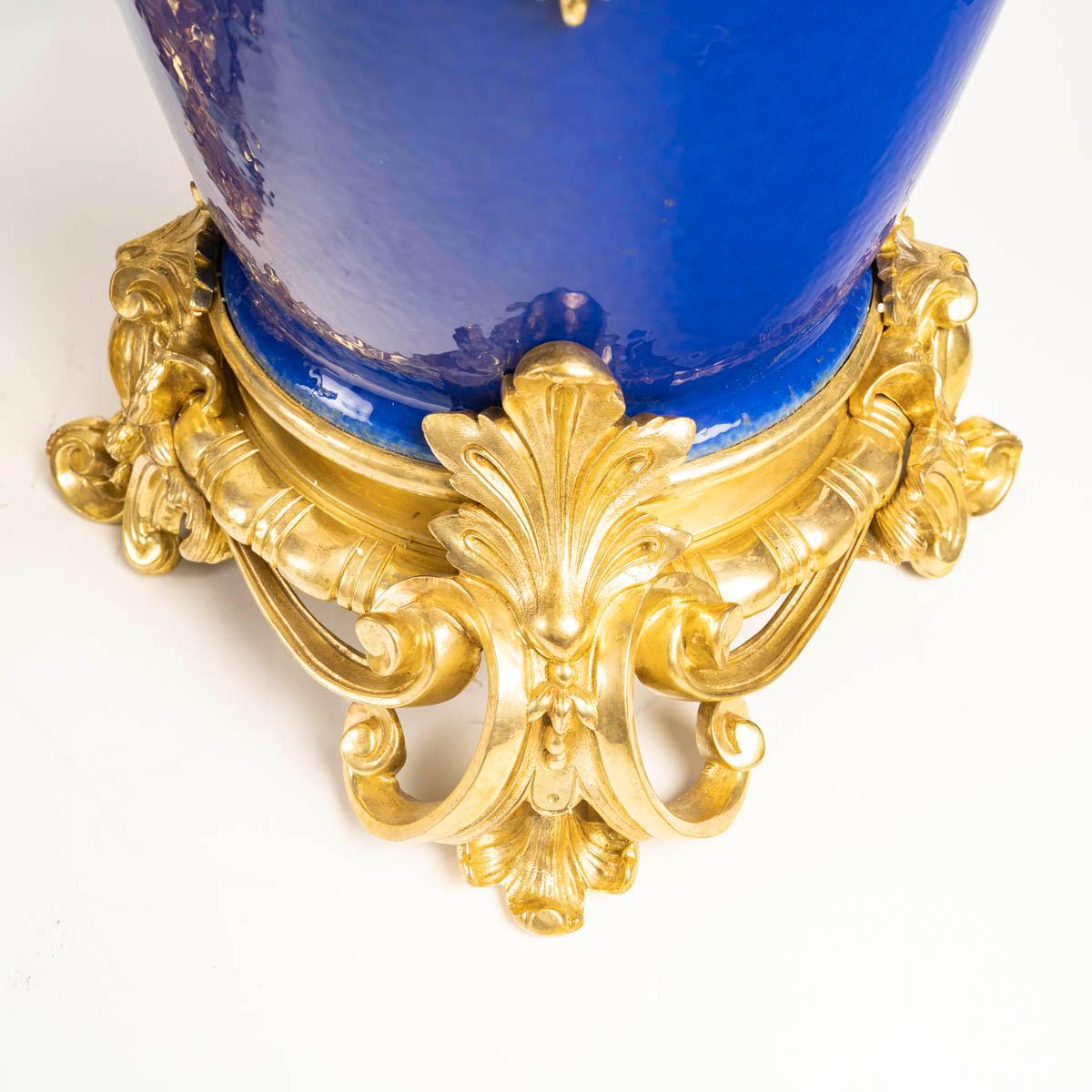 Bronze Paire de vases en porcelaine bleue et bronze doré de style Régence, 20e siècle. en vente