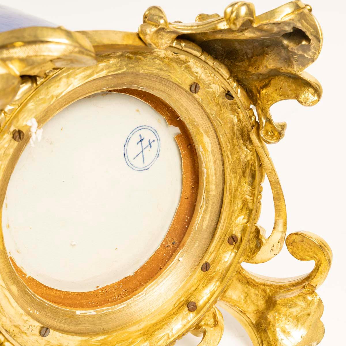 Paire de vases en porcelaine bleue et bronze doré de style Régence, 20e siècle. en vente 1