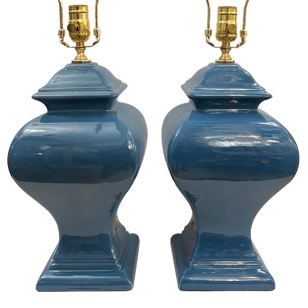 Paire de lampes de table en porcelaine française des années 1960.

Mesures :
Hauteur du corps : 15.75