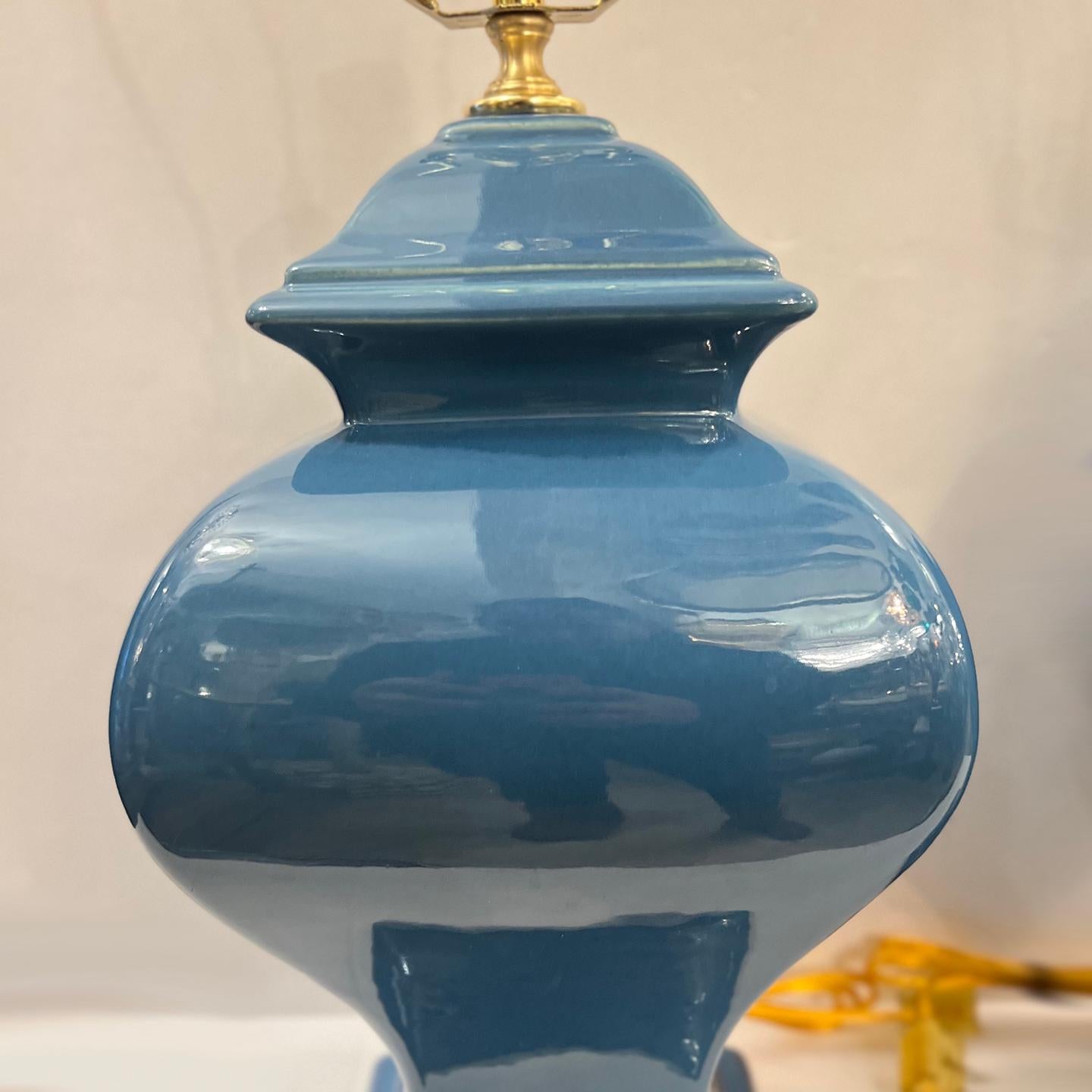 Paar blaue Porzellanlampen aus Porzellan (Mitte des 20. Jahrhunderts) im Angebot