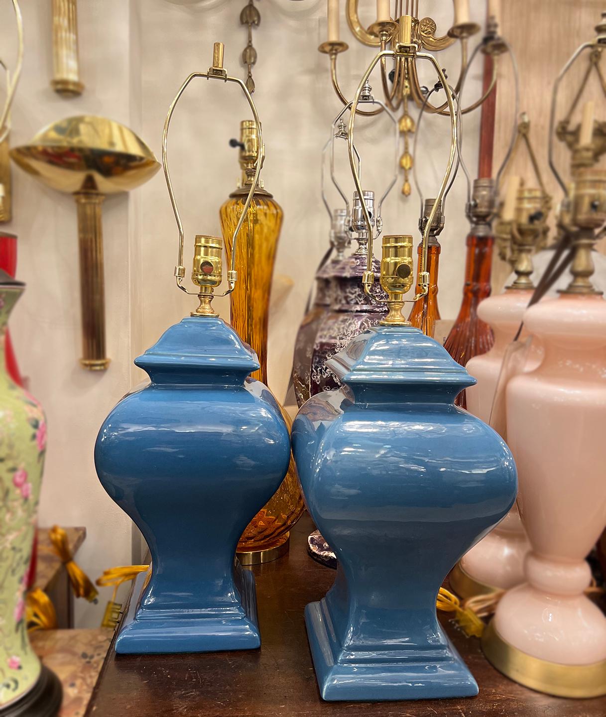 Paire de lampes en porcelaine bleue en vente 2