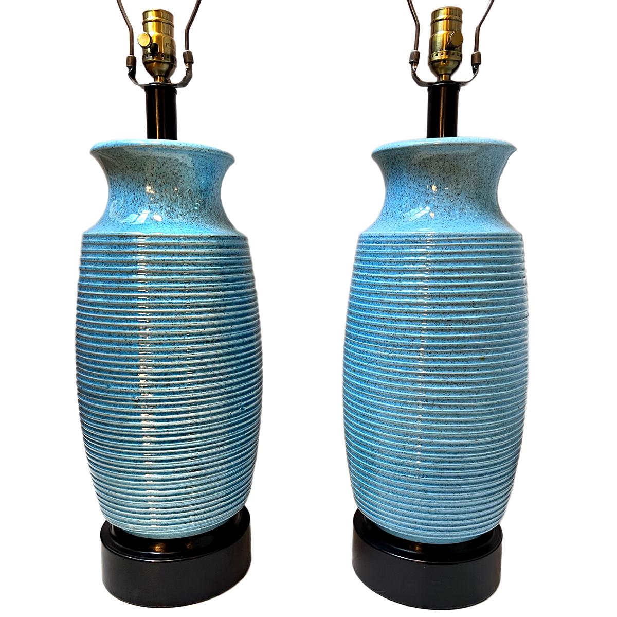 Ein Paar italienische Porzellan-Tischlampen aus den 1950er Jahren.

Abmessungen:
Höhe des Körpers : 21