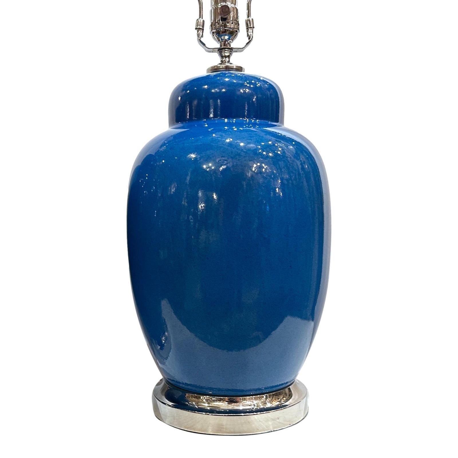Zwei französische Lampen aus blauem Porzellan mit silbernen Sockeln, circa 1960er Jahre.

Abmessungen:
Höhe des Körpers: 17
