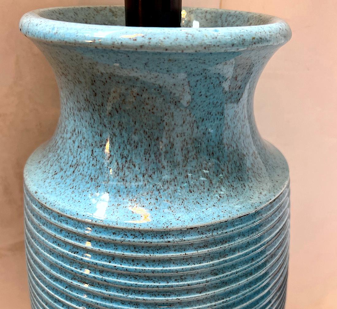 Milieu du XXe siècle Paire de lampes en porcelaine bleue en vente