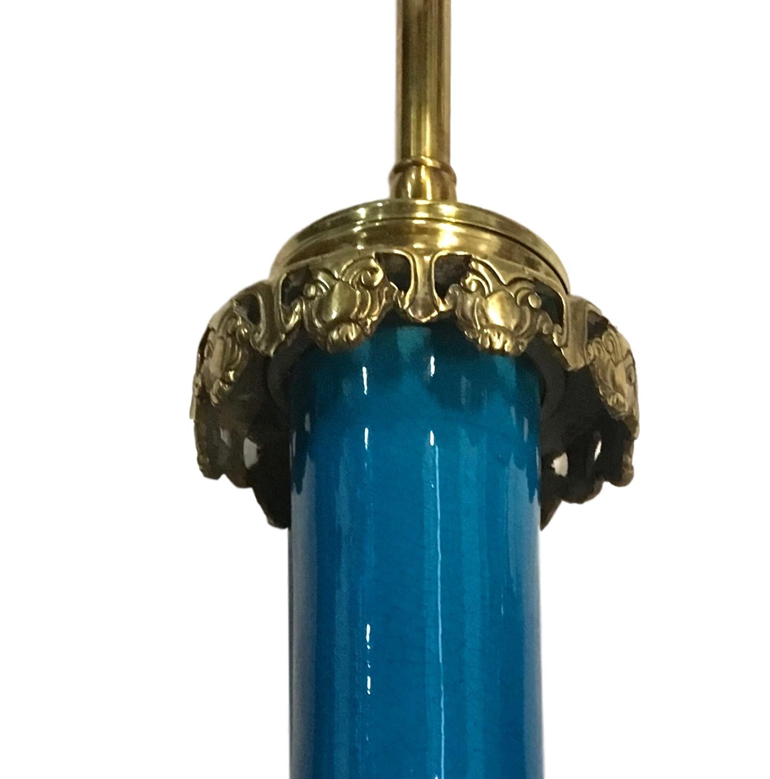 Ein Paar französischer Porzellan-Tischlampen aus den 1930er Jahren mit königsblauer Glasur und feinen, durchbrochenen Sockeln und Beschlägen aus vergoldeter Bronze.

Abmessungen:
Höhe des Körpers: 15