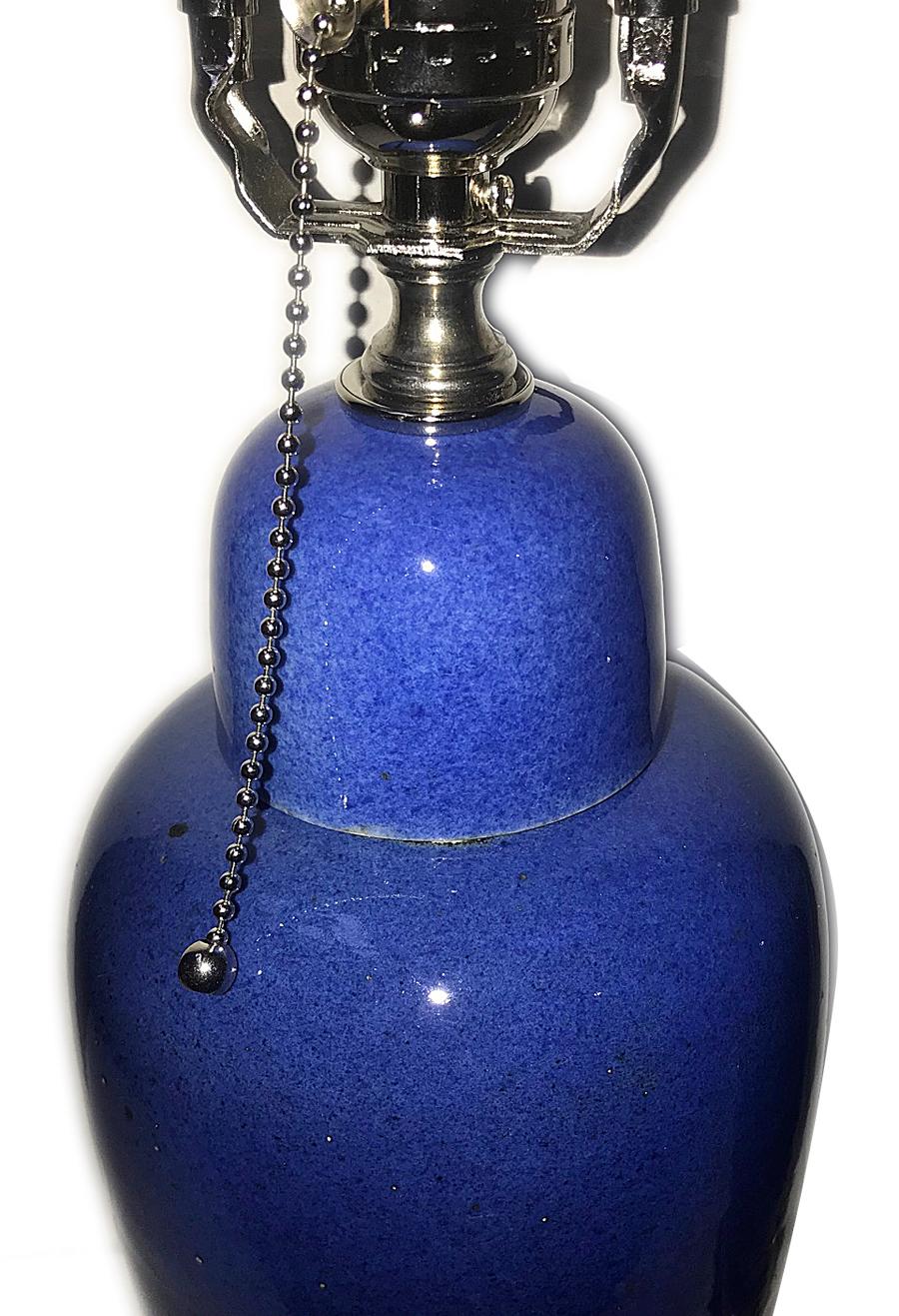 Une paire de lampes de table en porcelaine émaillée bleue française des années 1940 avec des bases en argent.

Mesures :
Hauteur du corps : 14