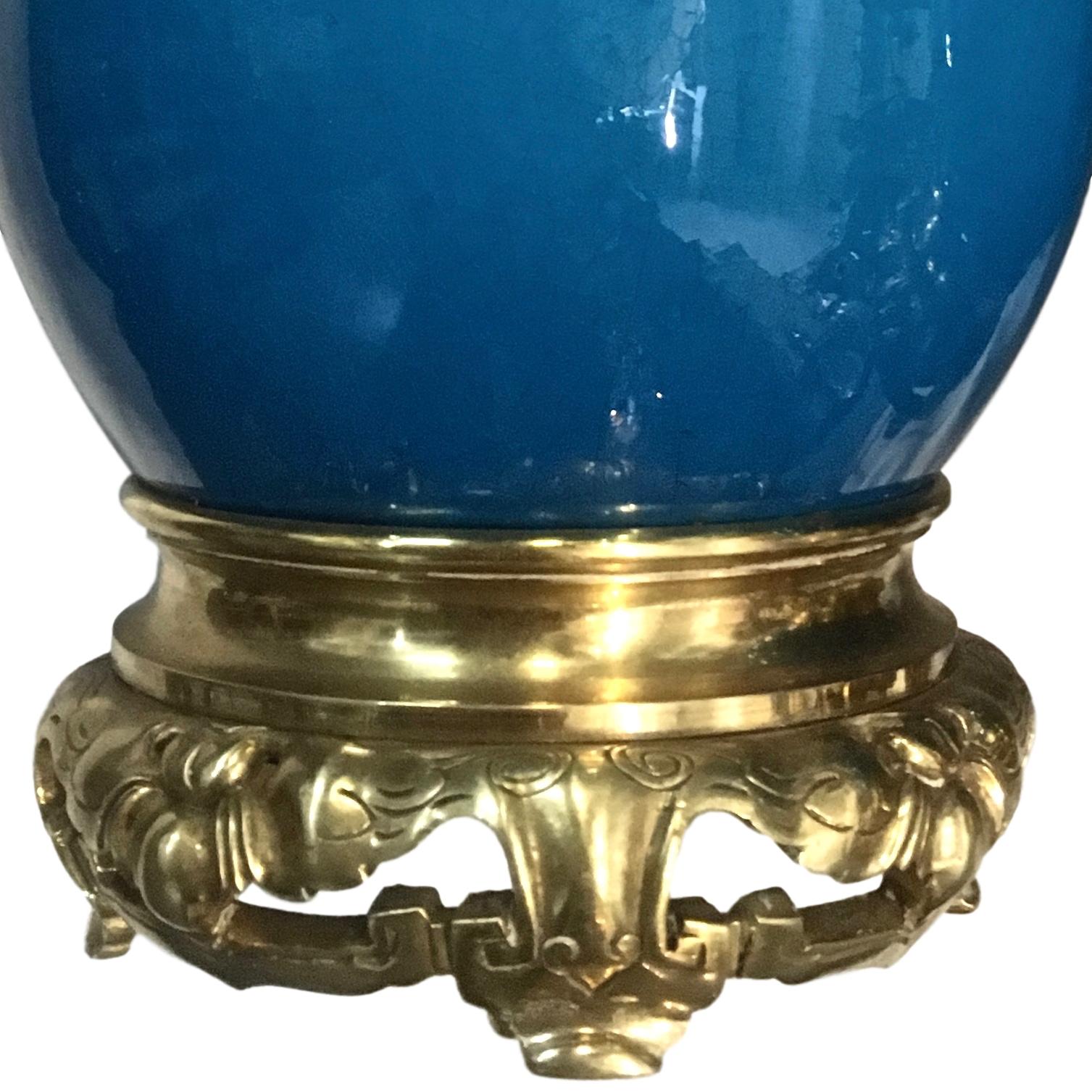 Français Paire de lampes de bureau en porcelaine bleue en vente