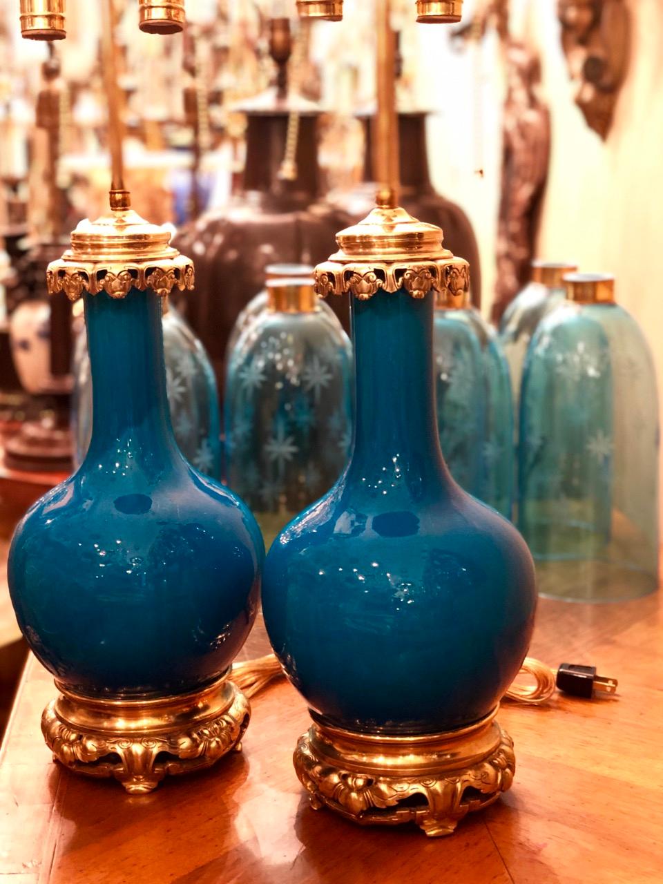Paire de lampes de bureau en porcelaine bleue en vente 2