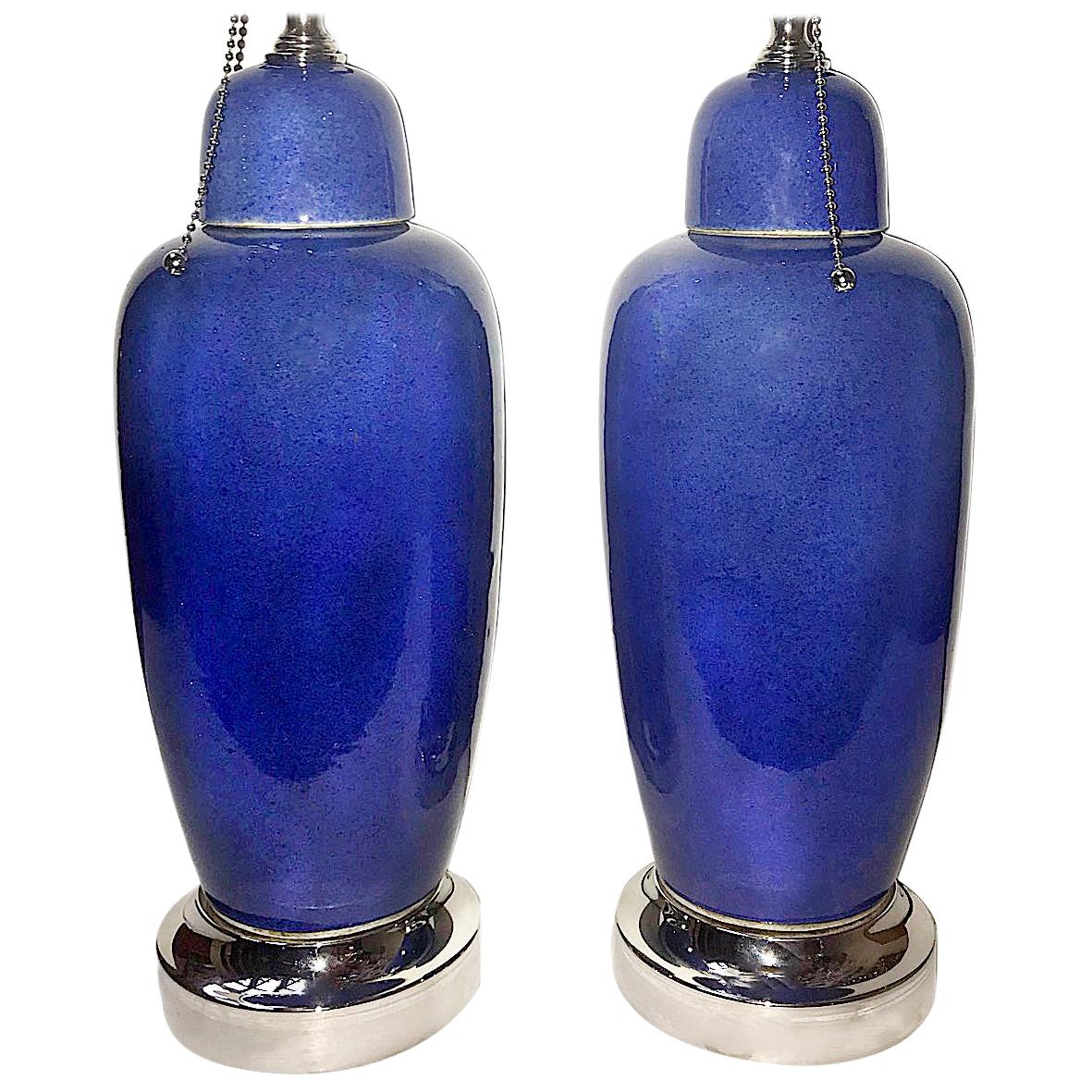 Zwei blaue Porzellan-Tischlampen im Angebot