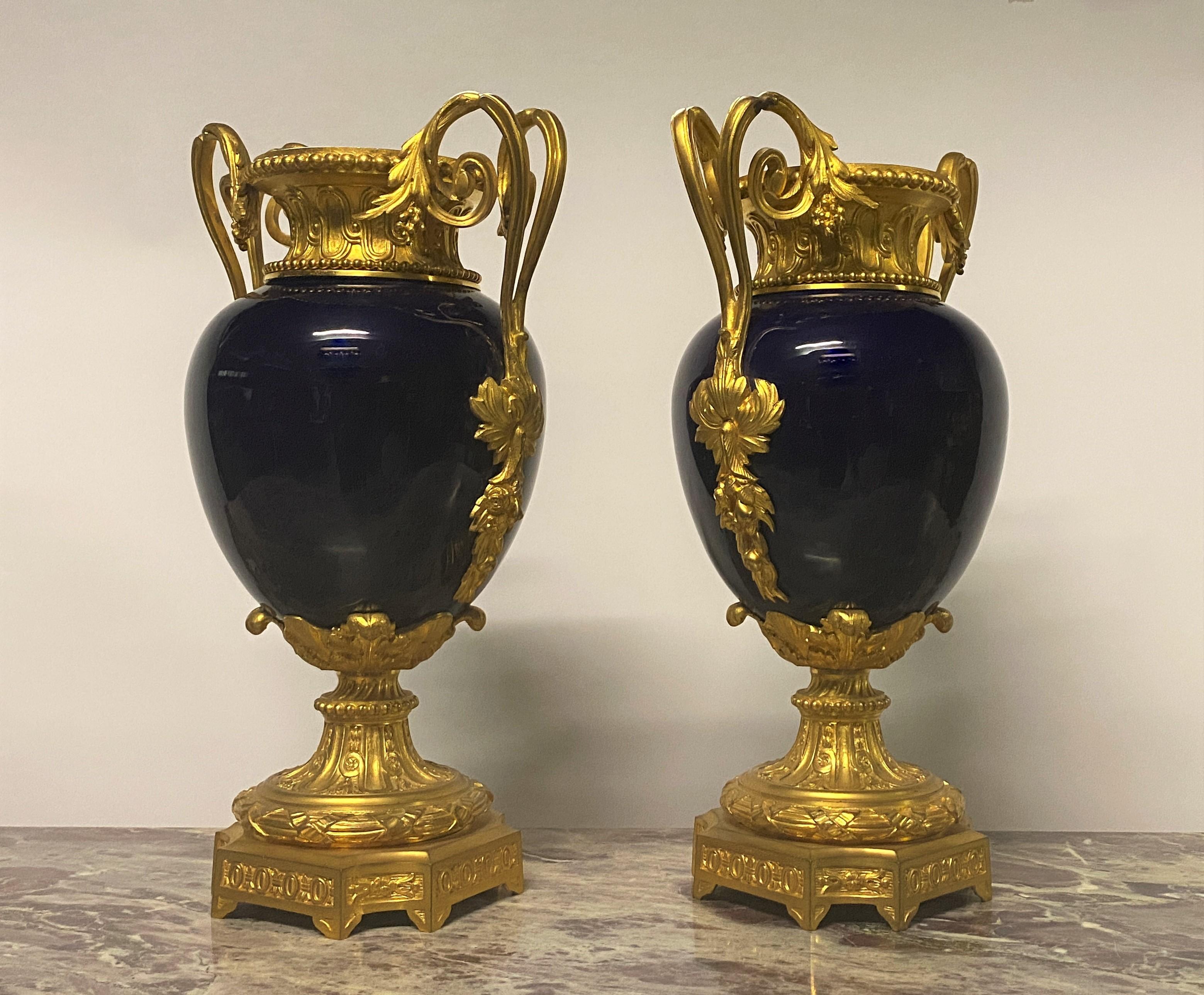 Dieses Vasenpaar ist sehr dekorativ und von guter Qualität. Das Porzellan ist tiefblau emailliert, der Rahmen ist aus vergoldeter Bronze von feiner Qualität und einer schönen Vergoldung, die sehr gut mit dem Blau des Balusters harmoniert. Auch diese