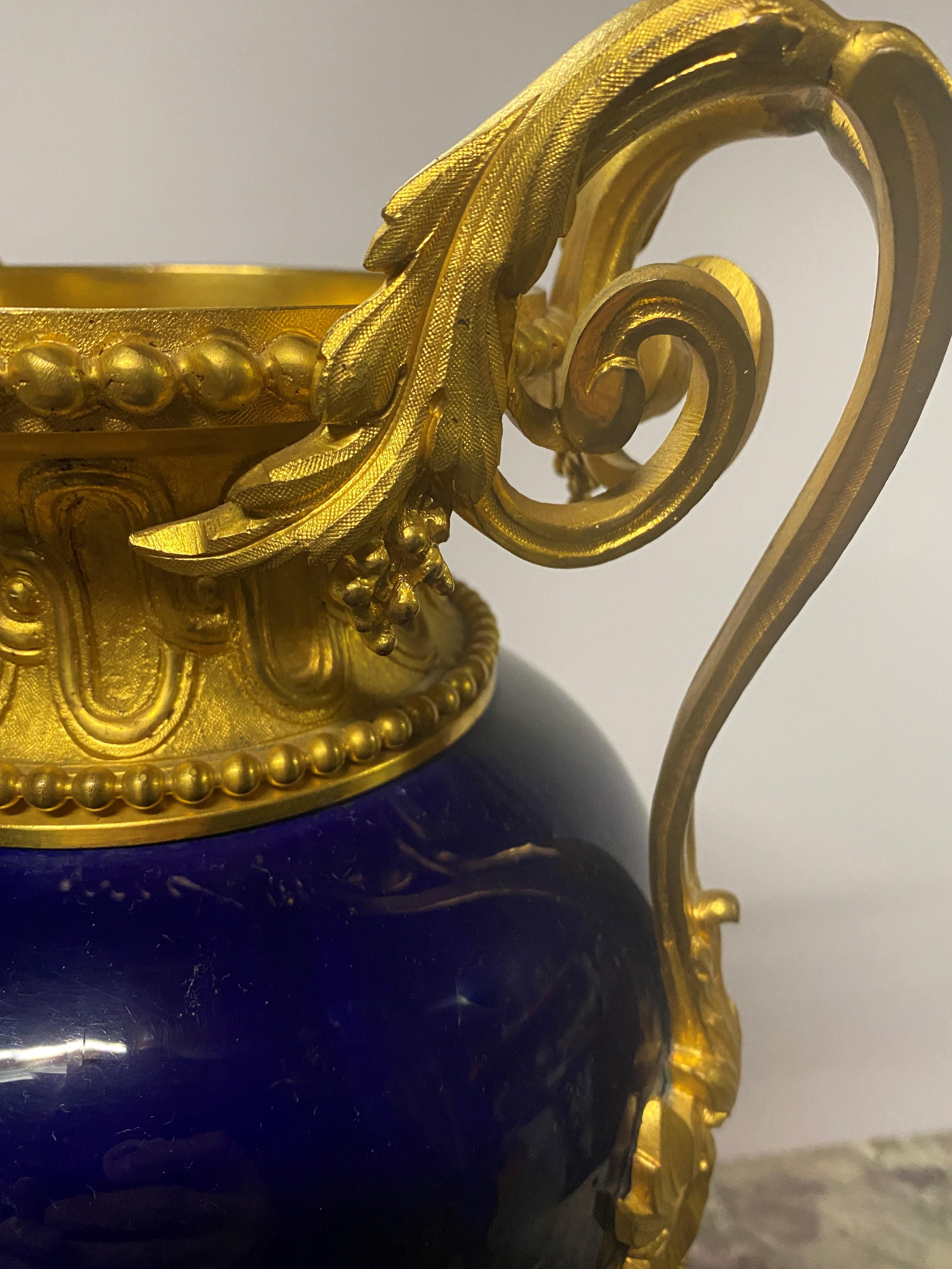 Blaue Porzellanvasen des späten 19. Jahrhunderts mit vergoldeten Bronzebeschlägen, Paar (Französisch) im Angebot