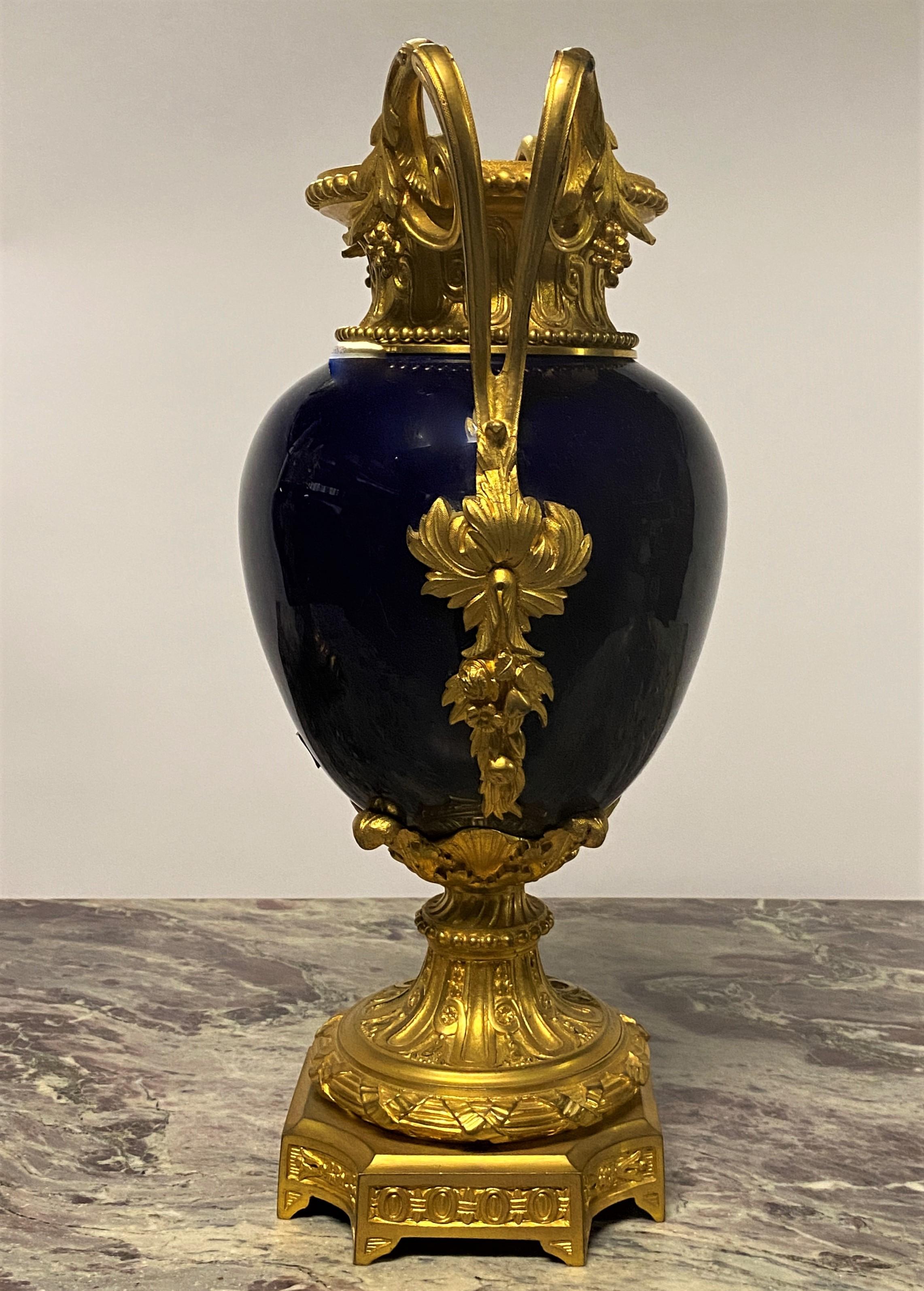 Blaue Porzellanvasen des späten 19. Jahrhunderts mit vergoldeten Bronzebeschlägen, Paar im Angebot 1