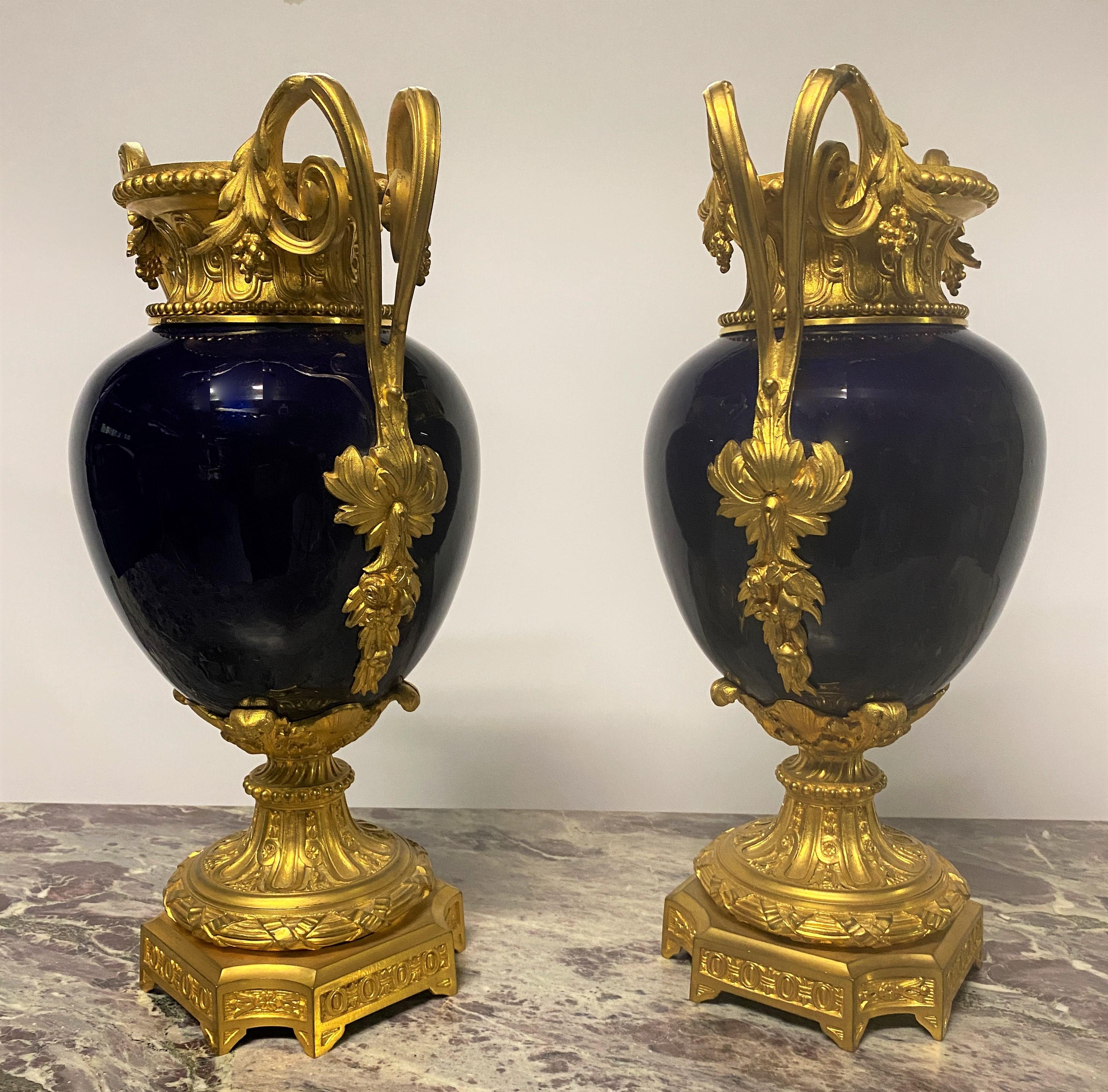 Blaue Porzellanvasen des späten 19. Jahrhunderts mit vergoldeten Bronzebeschlägen, Paar im Angebot 3