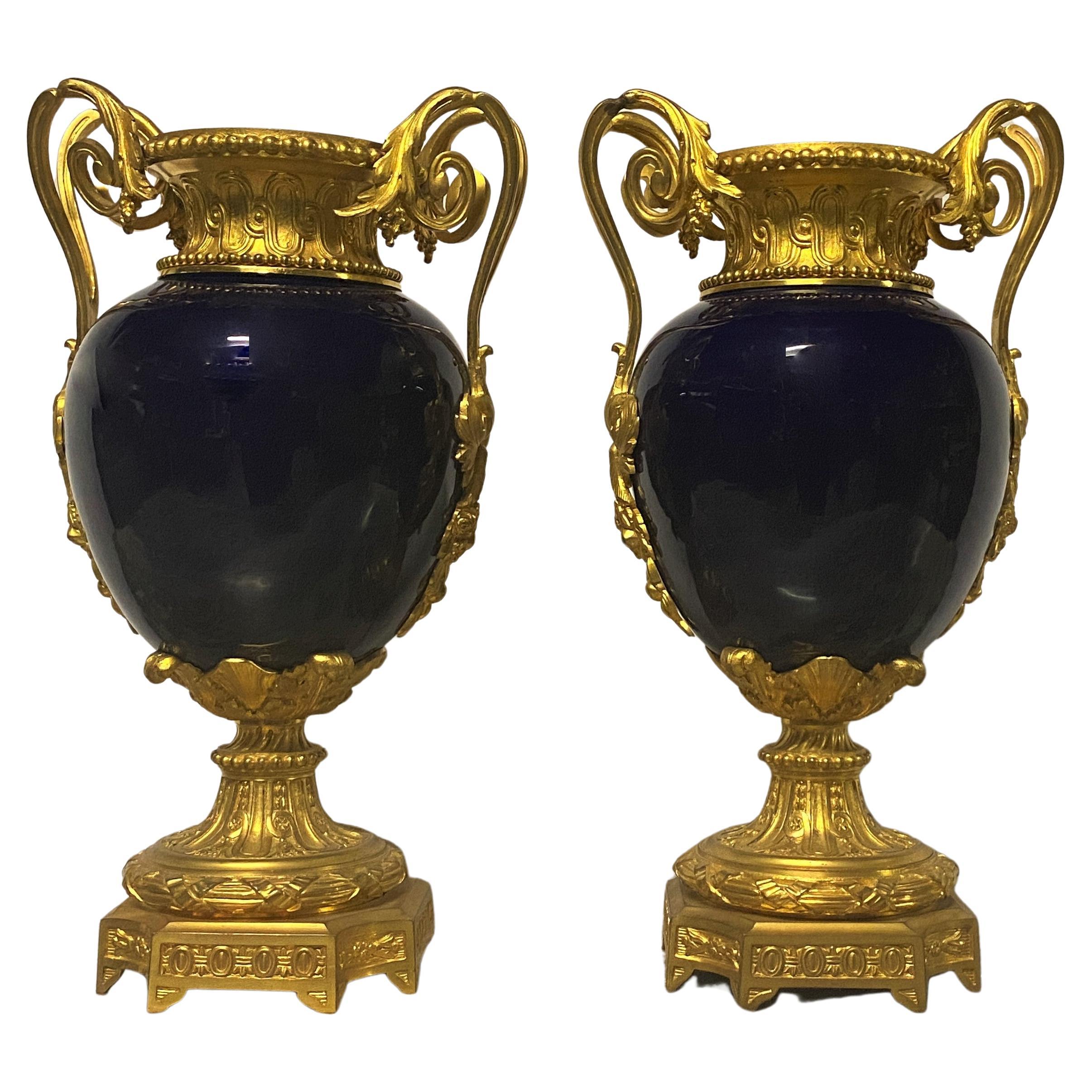 Blaue Porzellanvasen des späten 19. Jahrhunderts mit vergoldeten Bronzebeschlägen, Paar im Angebot