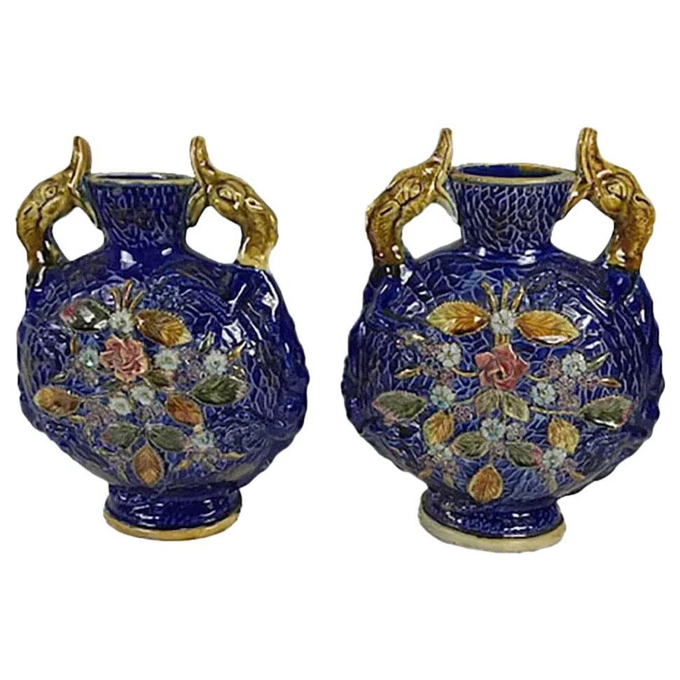 Coppia di vasi in porcellana blu con manici a delfino e foglie e fiori dorati. Inghilterra, circa 1890.