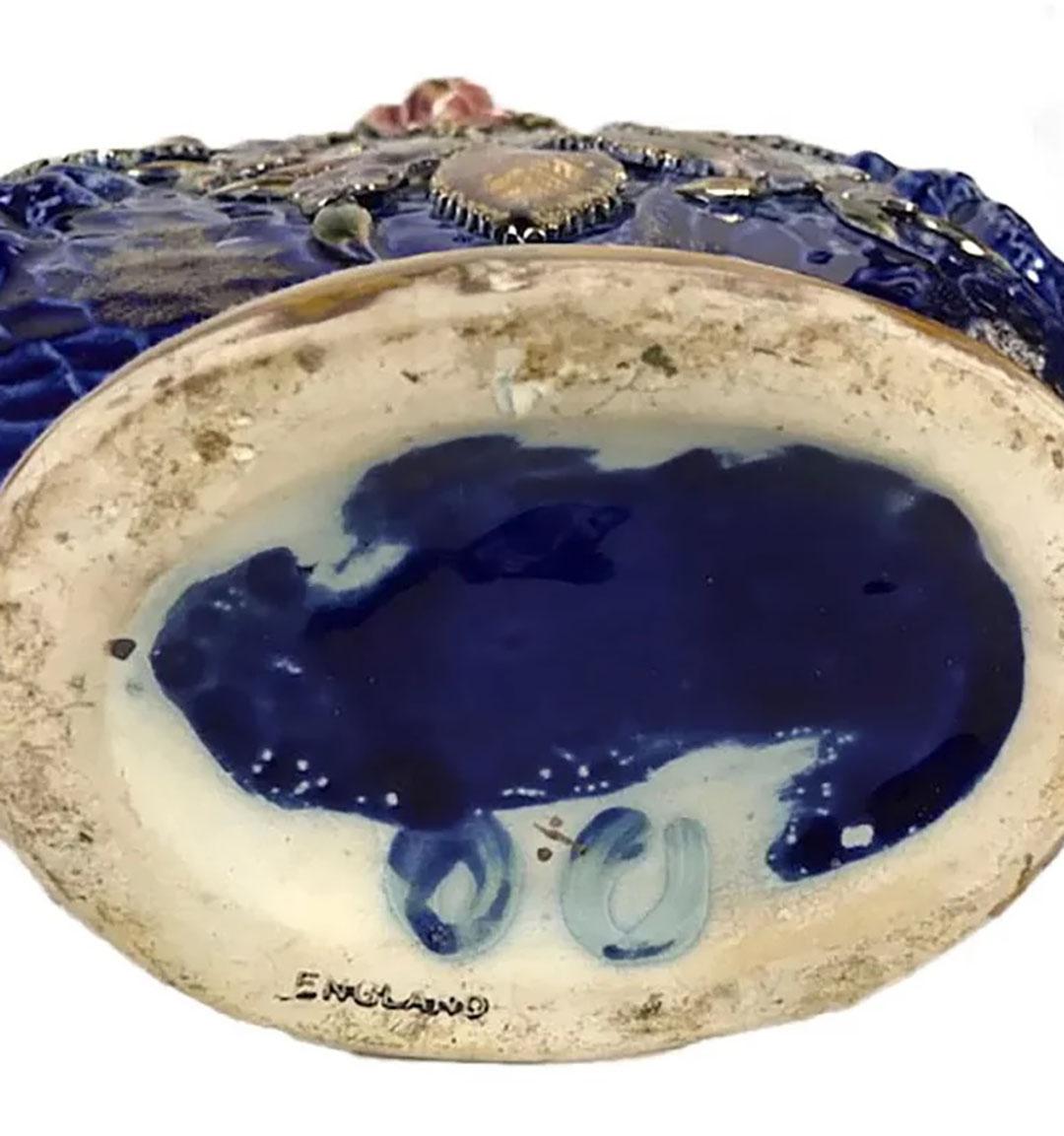 Coppia di vasi in porcellana blu con manici a forma di delfino In condizioni buone in vendita a Dallas, TX