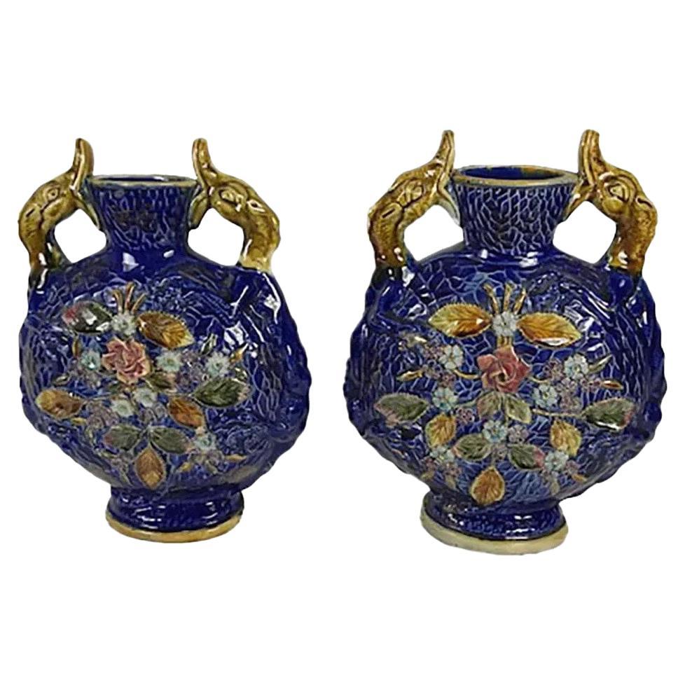 Paire de vases en porcelaine bleue avec poignées en forme de dauphin