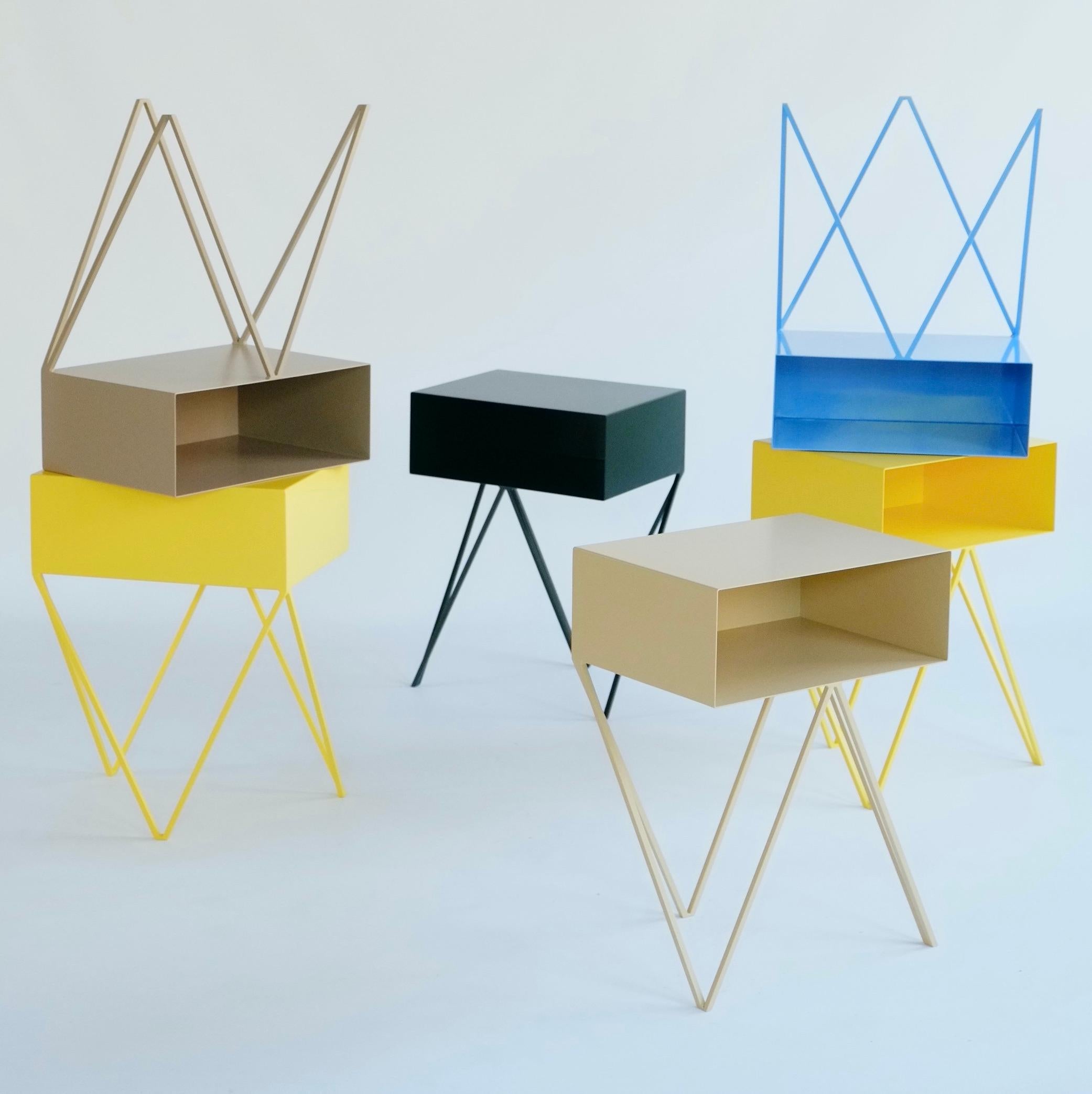 Acier Paire de tables de chevet robotisées en acier revêtu de poudre bleue - Tables d'extrémité en vente