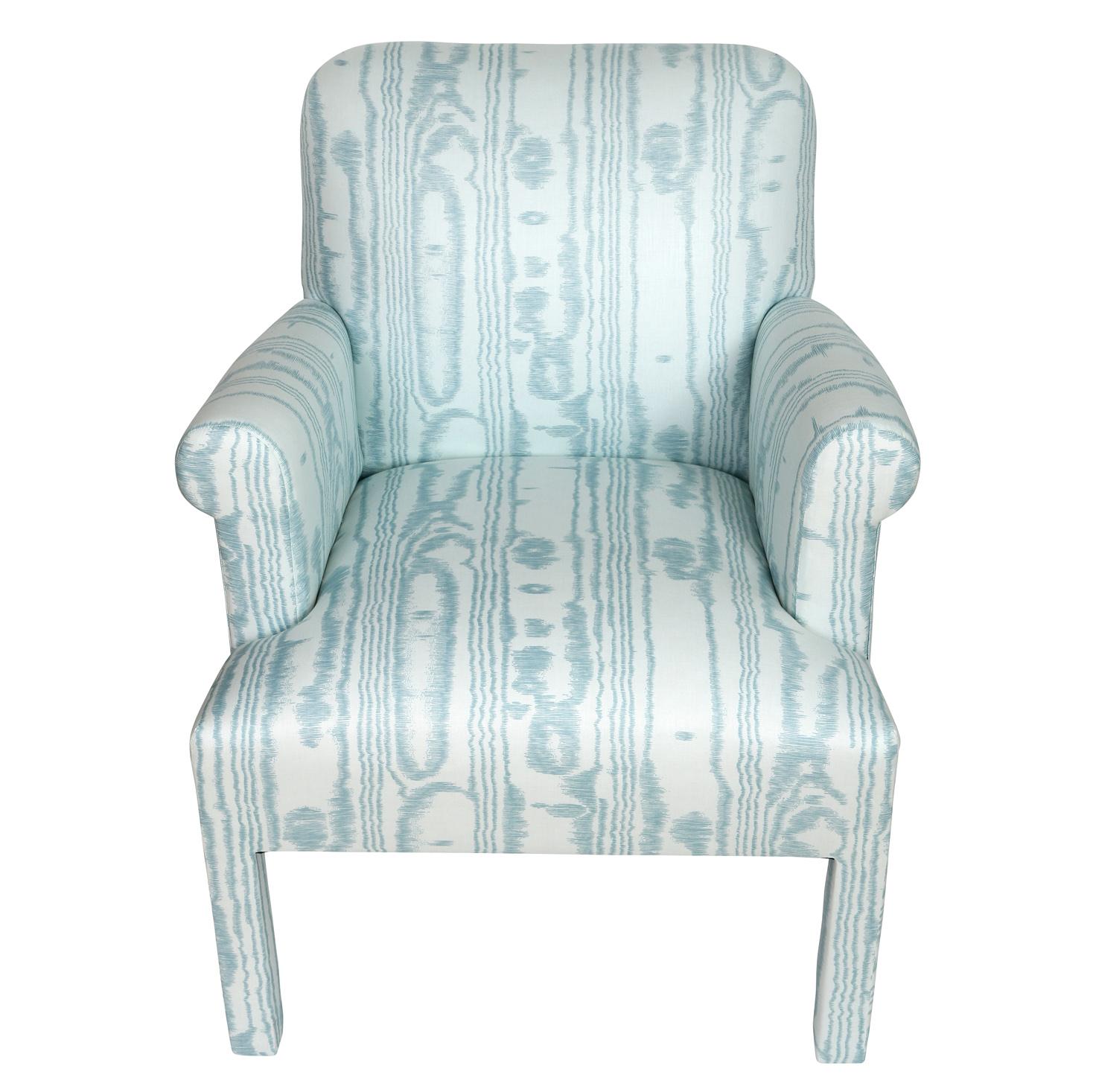 Paire de fauteuils sophistiqués de style Boi, récemment retapissés dans un magnifique tissu Quadrille bleu et blanc avec un motif en faux bois. Les silhouettes sculpturales combinent des lignes modernes et épurées avec un confort généreux, tandis