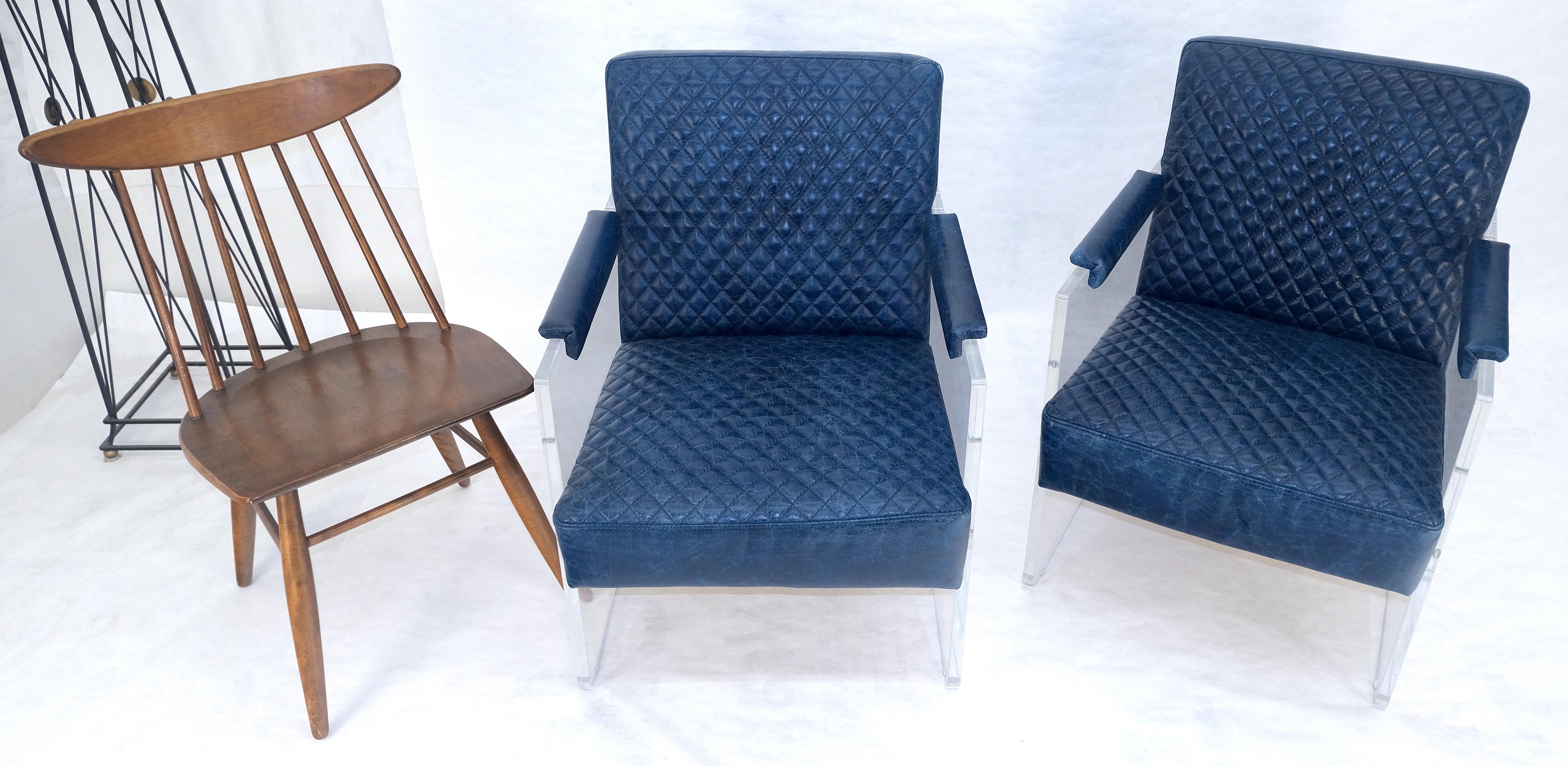 Coppia di poltrone da salotto con braccioli in lucite con rivestimento in pelle trapuntata blu in vendita 3